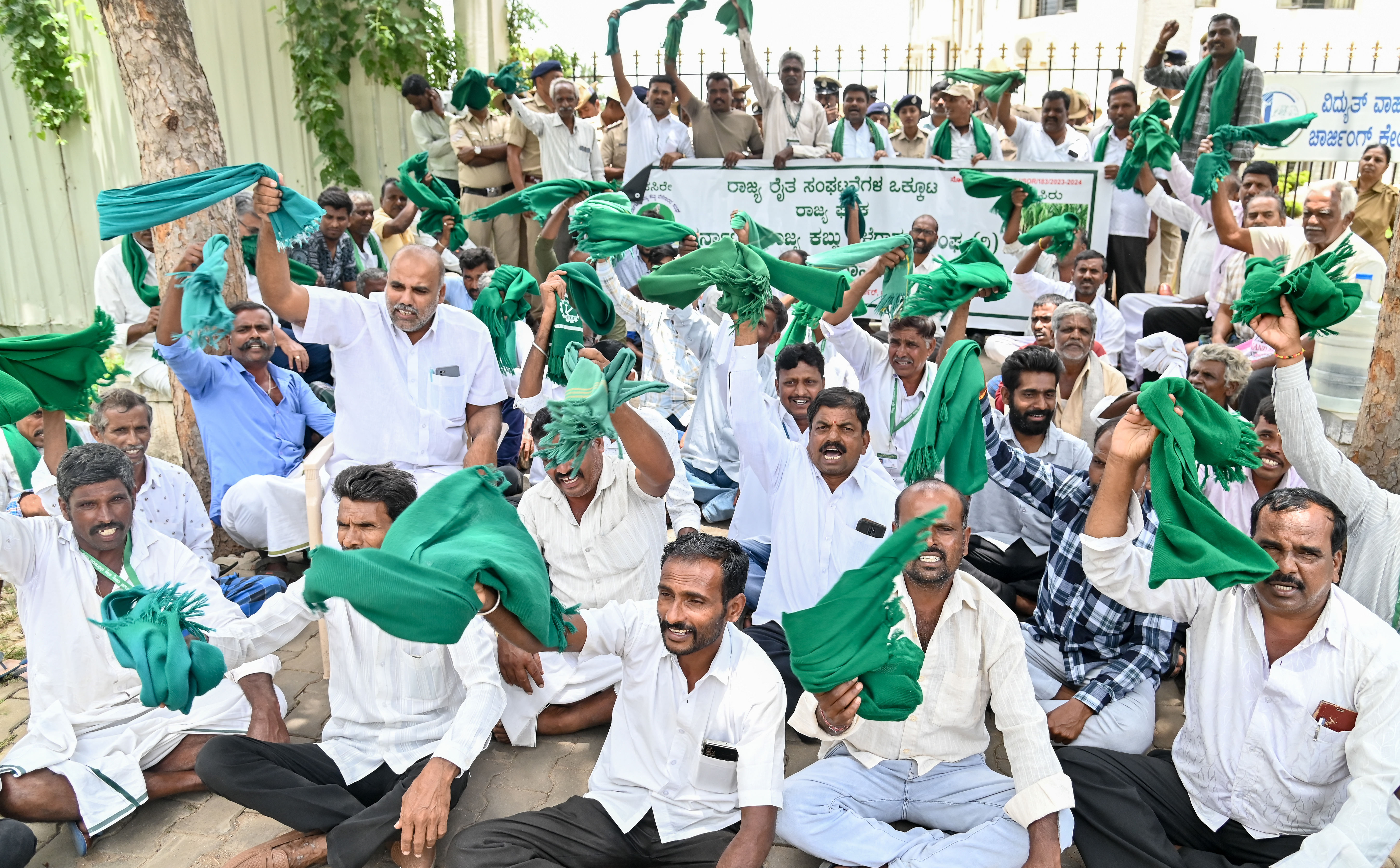 ಕೃಷಿ ಪಂಪ್‌ಸೆಟ್‌ಗೆ ಆಧಾರ್ ಲಿಂಕ್ ಮಾಡಲು ಮುಂದಾಗಿರುವ ಸರ್ಕಾರದ ಕ್ರಮ ಖಂಡಿಸಿ ಕರ್ನಾಟಕ ರಾಜ್ಯ ಕಬ್ಬು ಬೆಳೆಗಾರರ ಸಂಘದ ಸದಸ್ಯರು ಹಿನಕಲ್ ಬಳಿಯ ಸೆಸ್ಕ್‌ ಕಚೇರಿ ಮುಂಭಾಗ ಬುಧವಾರ ಪ್ರತಿಭಟಿಸಿದರು- ಪ್ರಜಾವಾಣಿ ಚಿತ್ರ