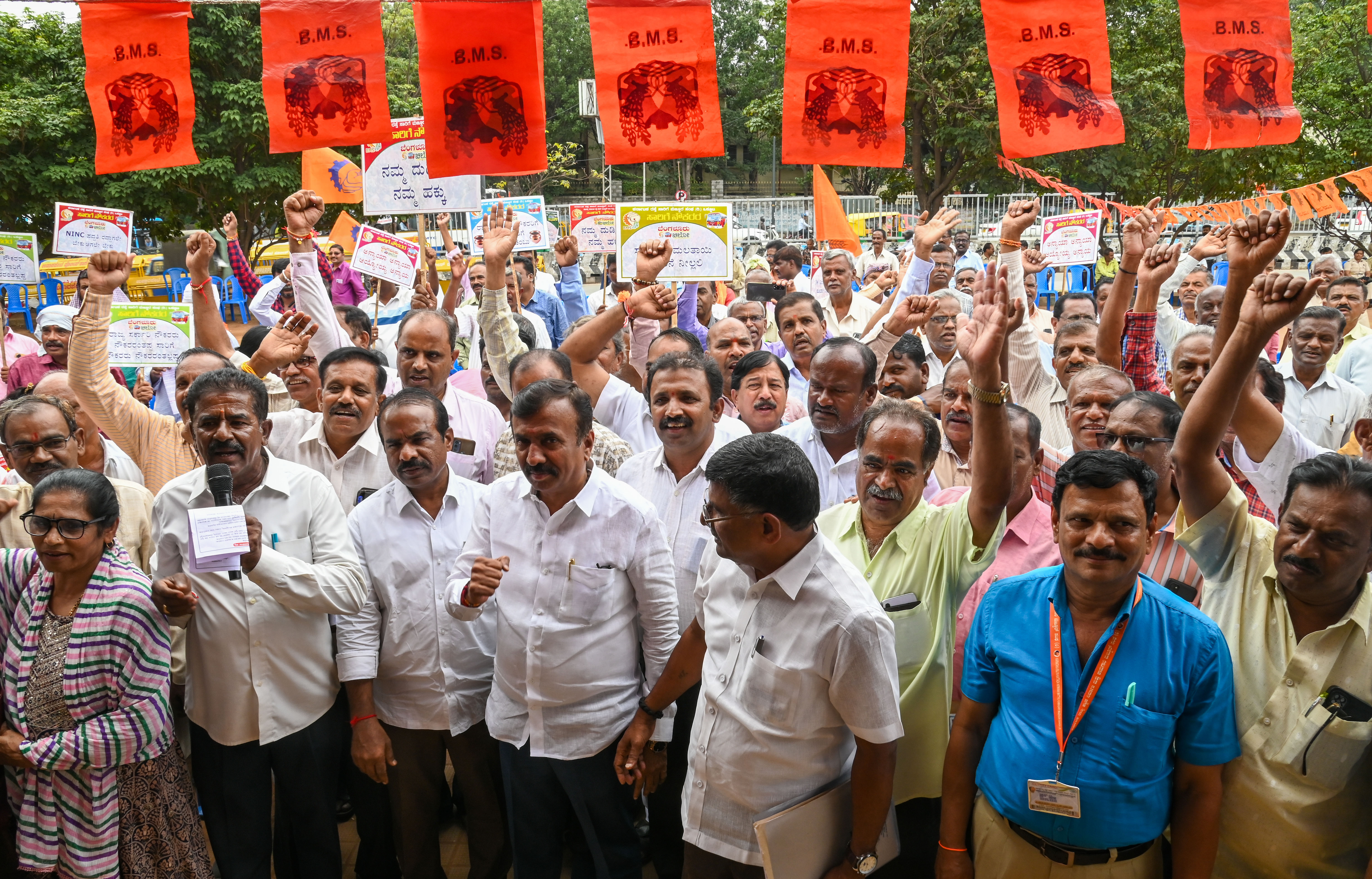 ಕರ್ನಾಟಕ ರಸ್ತೆ ಸಾರಿಗೆ ಮಜ್ದೂರ್‌ ಸಂಘದ ಒಕ್ಕೂಟದ ಸದಸ್ಯರು ನಗರದ ಸ್ವಾತಂತ್ರ್ಯ ಉದ್ಯಾನದಲ್ಲಿ ಬುಧವಾರ ಪ್ರತಿಭಟನೆ ಮಾಡಿದರು –ಪ್ರಜಾವಾಣಿ ಚಿತ್ರ