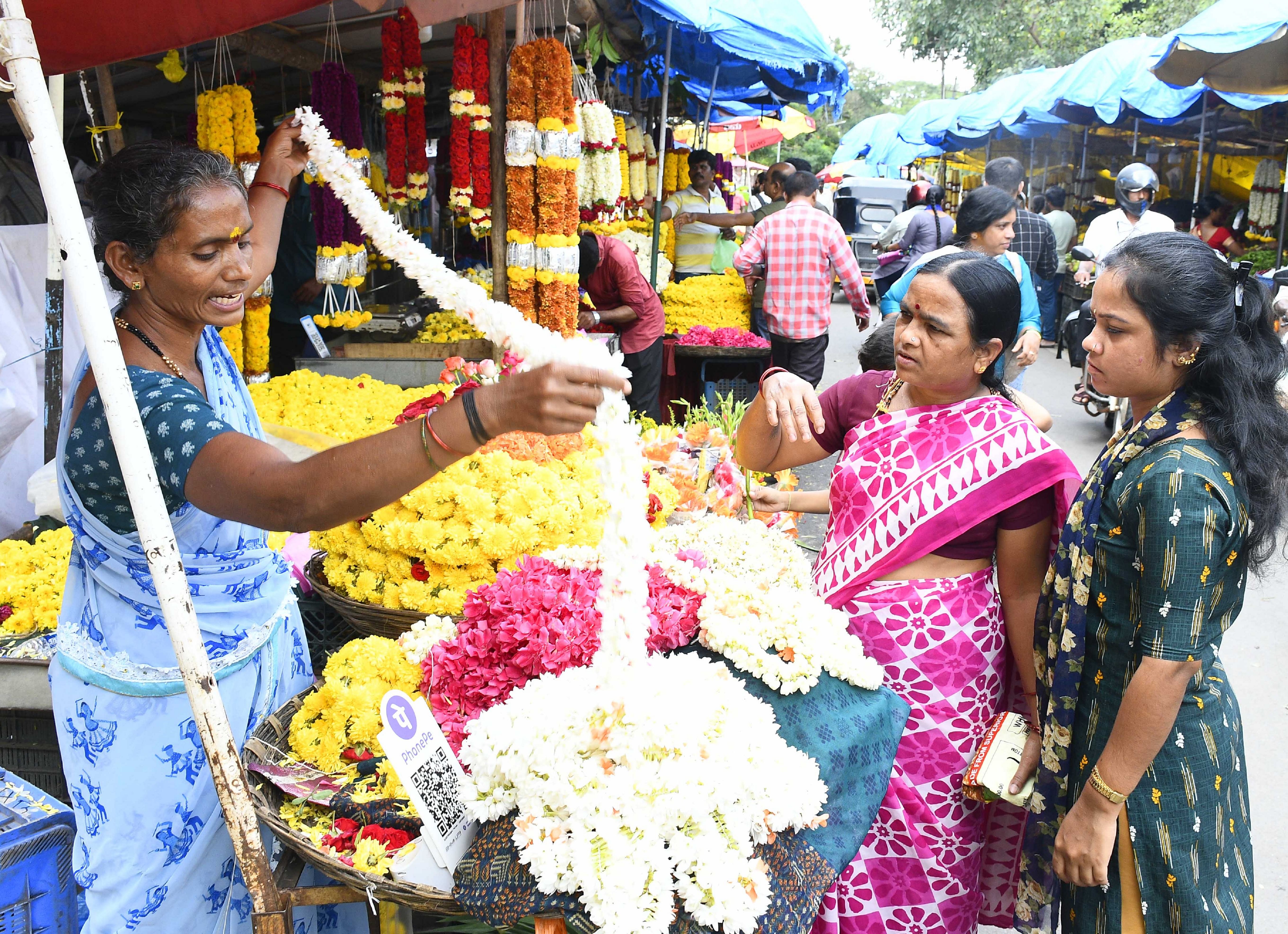 ಶಿವಮೊಗ್ಗದ ಶಿವಪ್ಪ ನಾಯಕ ವೃತ್ತದ ಬಳಿಯಿರುವ ಹೂವಿನ ಮಾರುಕಟ್ಟೆಯಲ್ಲಿ ಗ್ರಾಹಕರು ಹೂವು ಖರೀದಿ ಮಾಡುತ್ತಿರುವುದು