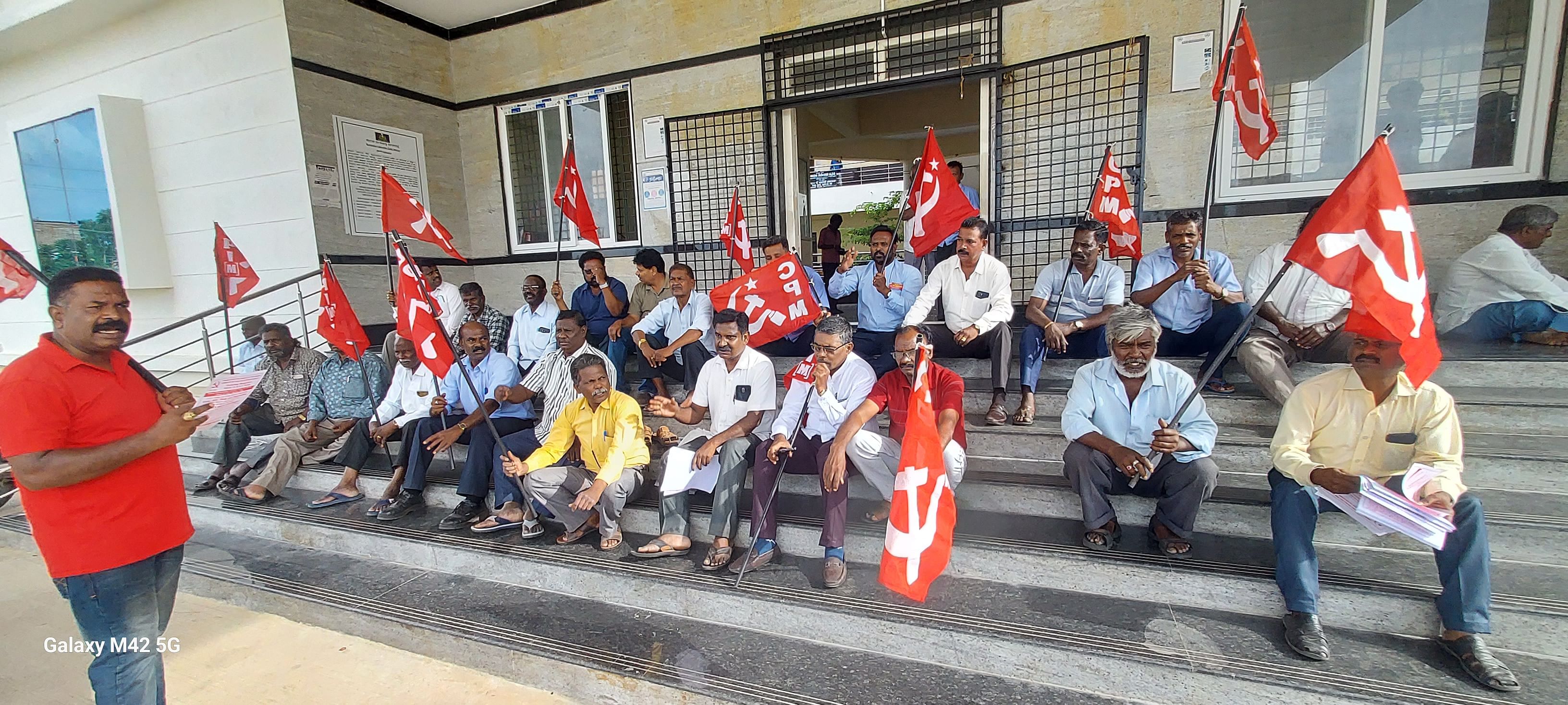 ಬಿಬಿಎಂಪಿ ತ್ಯಾಜ್ಯವನ್ನು ಬಿಜಿಎಂಎಲ್‌ ಜಾಗದಲ್ಲಿ ಹಾಕುವ ಸರ್ಕಾರದ ಪ್ರಸ್ತಾವವನ್ನು ಕೈಬಿಡಬೇಕು ಎಂದು ಆಗ್ರಹಿಸಿ ಸಿಪಿಎಂ ಕಾರ್ಯಕರ್ತರು ಕೆಜಿಎಫ್‌ ತಾಲ್ಲೂಕು ಕಚೇರಿ ಮುಂಭಾಗದಲ್ಲಿ ಶುಕ್ರವಾರ ಪ್ರತಿಭಟನೆ ನಡೆಸಿದರು.