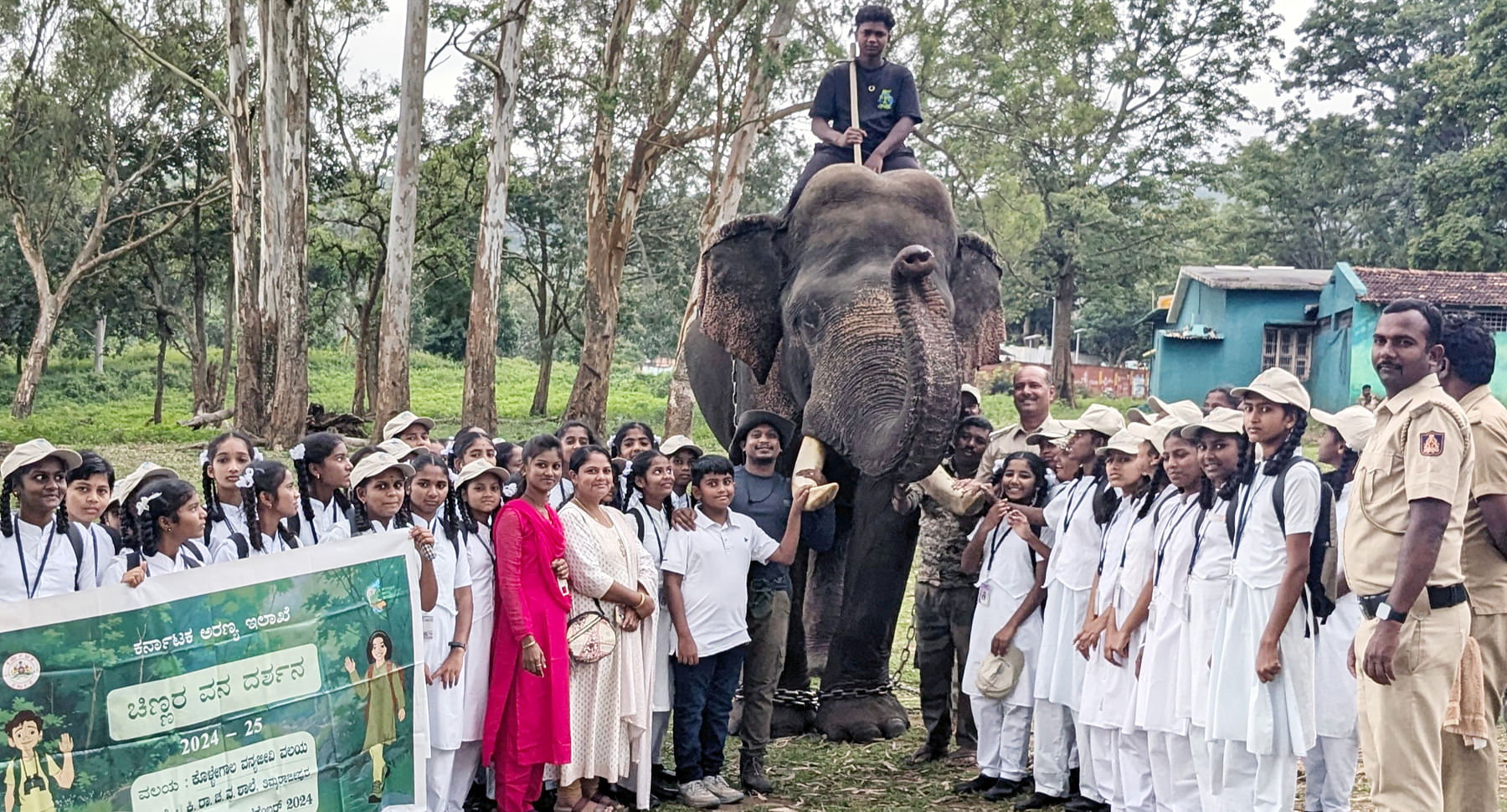 ಕೊಳ್ಳೇಗಾಲ ತಾಲ್ಲೂಕಿನ ತಿಮ್ಮಾರಾಜಿಪುರ ಕಿತ್ತೂರು ರಾಣಿ ಚನ್ನಮ್ಮ ಶಾಲೆಯ ವಿದ್ಯಾರ್ಥಿನಿಯರು ಆನೆಯ ಬಗ್ಗೆ ಮಾವುತನಿಂದ ಮಾಹಿತಿ ಪಡೆದು ಸಂಭ್ರಮಿಸಿದರು
