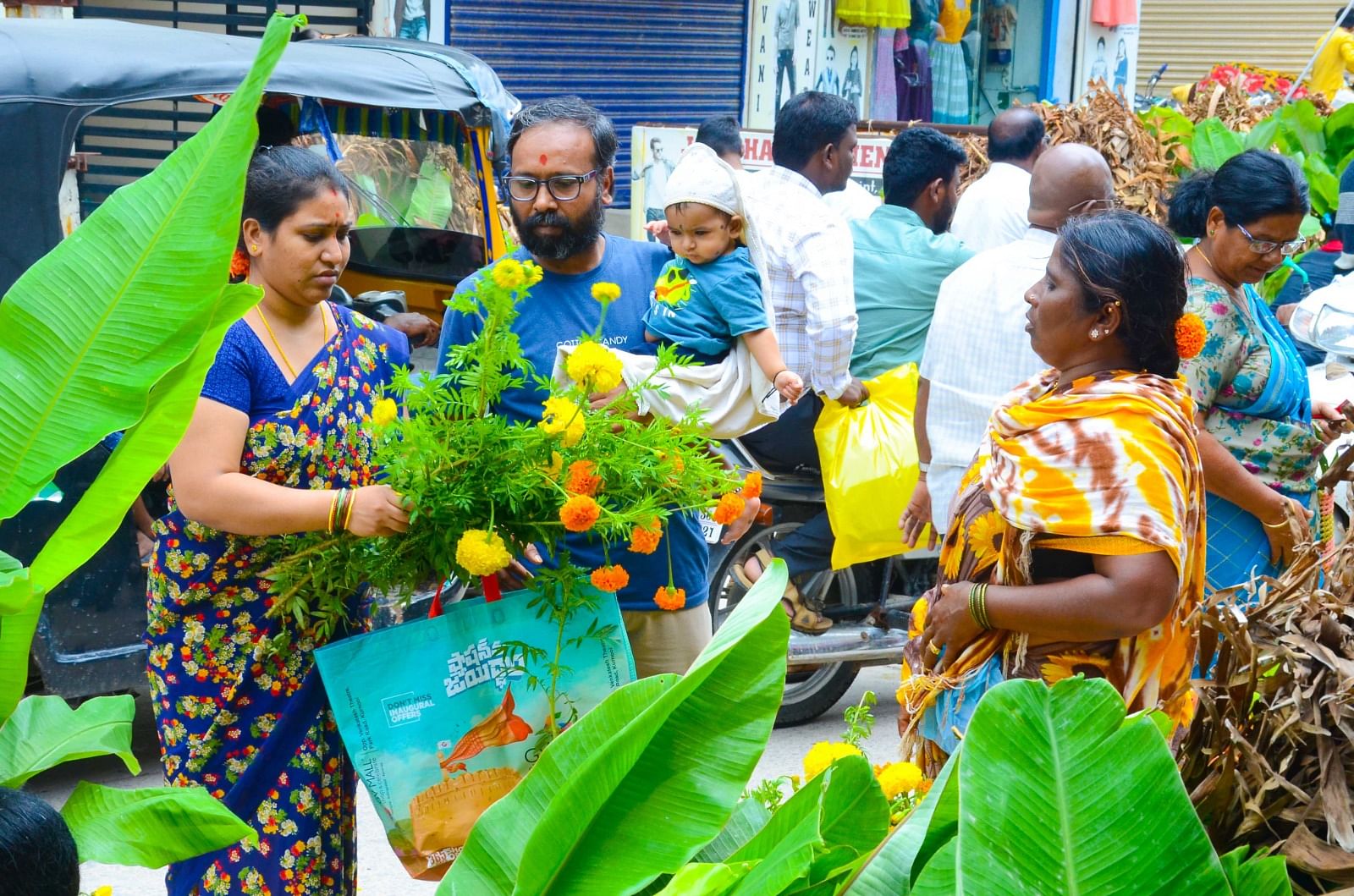 ರಾಯಚೂರಲ್ಲಿ ಶುಕ್ರವಾರ ಗೌರಿಗಣೇಶ ಹಬ್ಬದ ಅಂಗವಾಗಿ ಗ್ರಾಹಕರು ಬಾಳೆಗಿಡ ಹಾಗೂ ಚೆಂಡುಹೂವಿನ ಗಿಡ ಖರೀದಿಸಿದರು