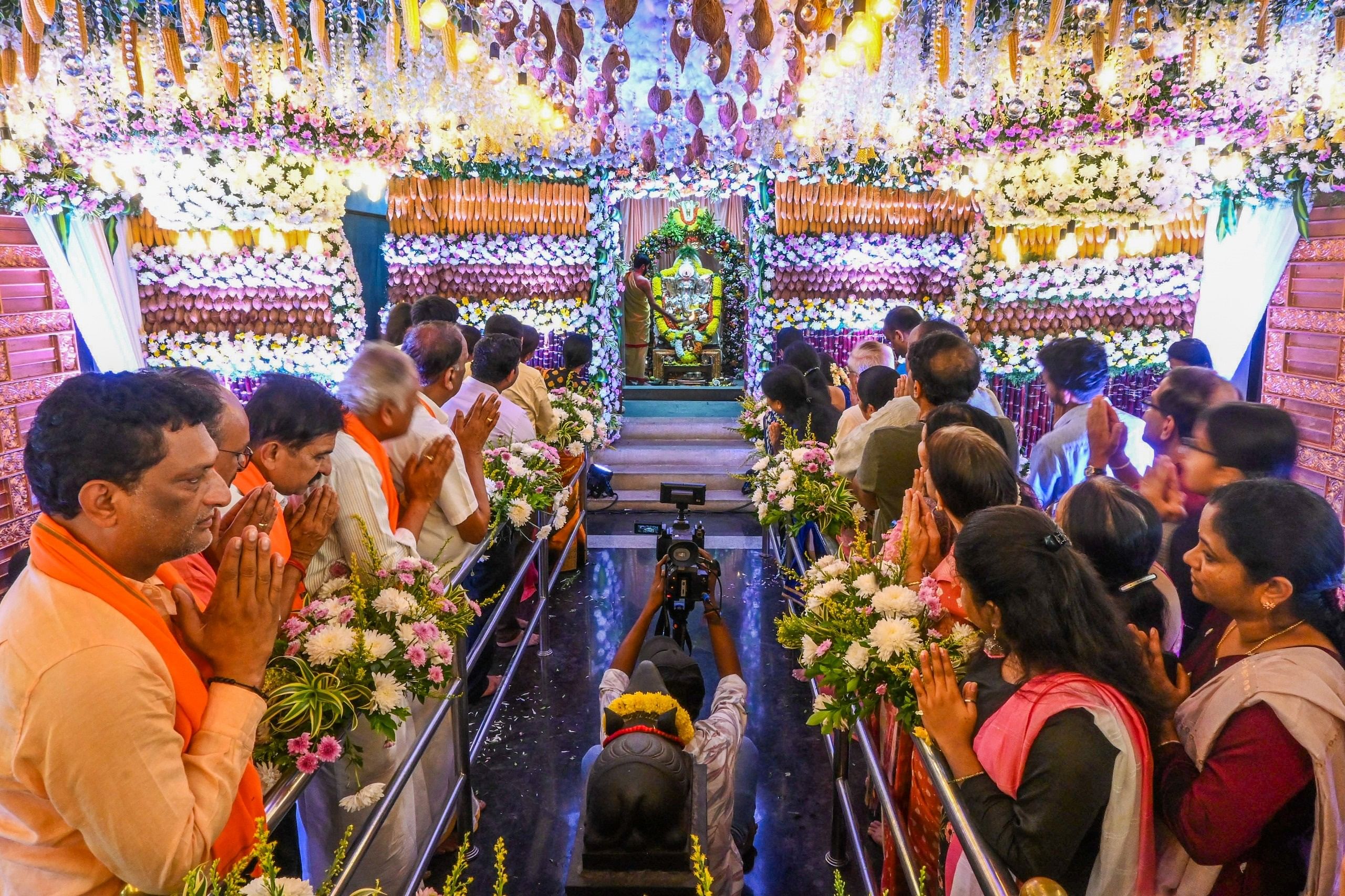 ಜೆ.ಪಿ. ನಗರದ ಪುಟ್ಟೇನಹಳ್ಳಿ ಶ್ರೀ ಸತ್ಯಗಣಪತಿ ದೇವಸ್ಥಾನ ಟ್ರಸ್ಟ್‌ನ ರೈತ ಗಣೇಶೋತ್ಸವದಲ್ಲಿ ಭಕ್ತರು ಭಾರಿ ಸಂಖ್ಯೆಯಲ್ಲಿ ಪಾಲ್ಗೊಂಡಿದ್ದರು.