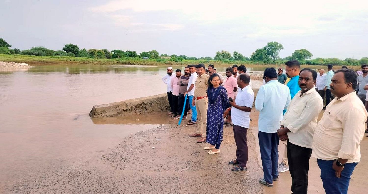 ಸೇಡಂನ ಕಮಲಾವತಿ ನದಿಯಲ್ಲಿ ಬಾಲಕ ಕೊಚ್ಚಿಕೊಂಡು ಹೋದ ಸ್ಥಳಕ್ಕೆ ತಹಶೀಲ್ದಾರ್ ಶ್ರೀಯಾಂಕ ಧನಶ್ರೀ ಭೇಟಿ ನೀಡಿದರು