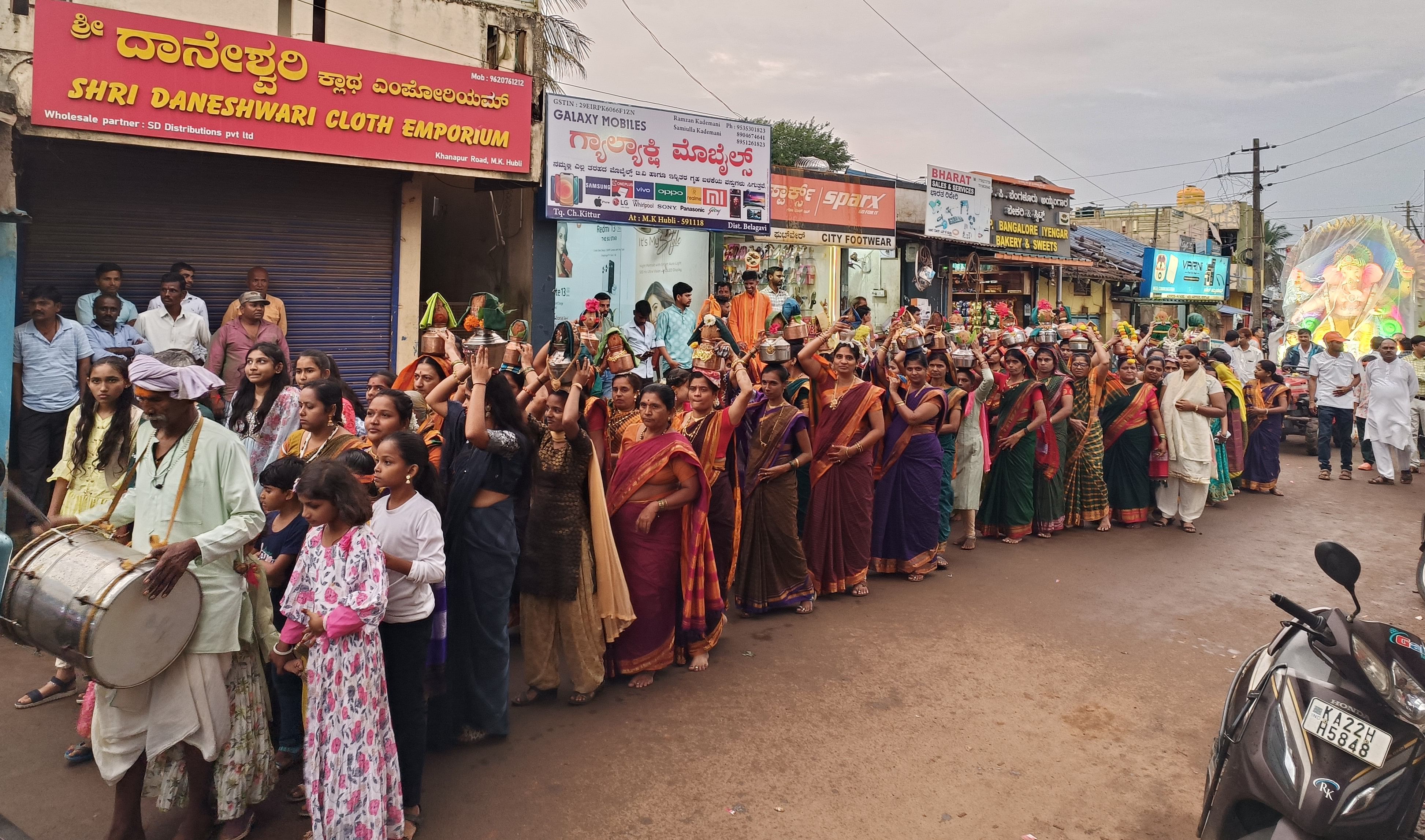 ಎಂ.ಕೆ.ಹುಬ್ಬಳ್ಳಿಯಲ್ಲಿ ಶನಿವಾರ ನಡೆದ ಪೇಟೆ ಓಣಿಯ 50ನೇ ವರ್ಷದ ಗಣೇಶ ಪ್ರತಿಷ್ಠಾಪನಾ ಮೆರವಣಿಗೆ ಗಮನ ಸೆಳೆಯಿತು