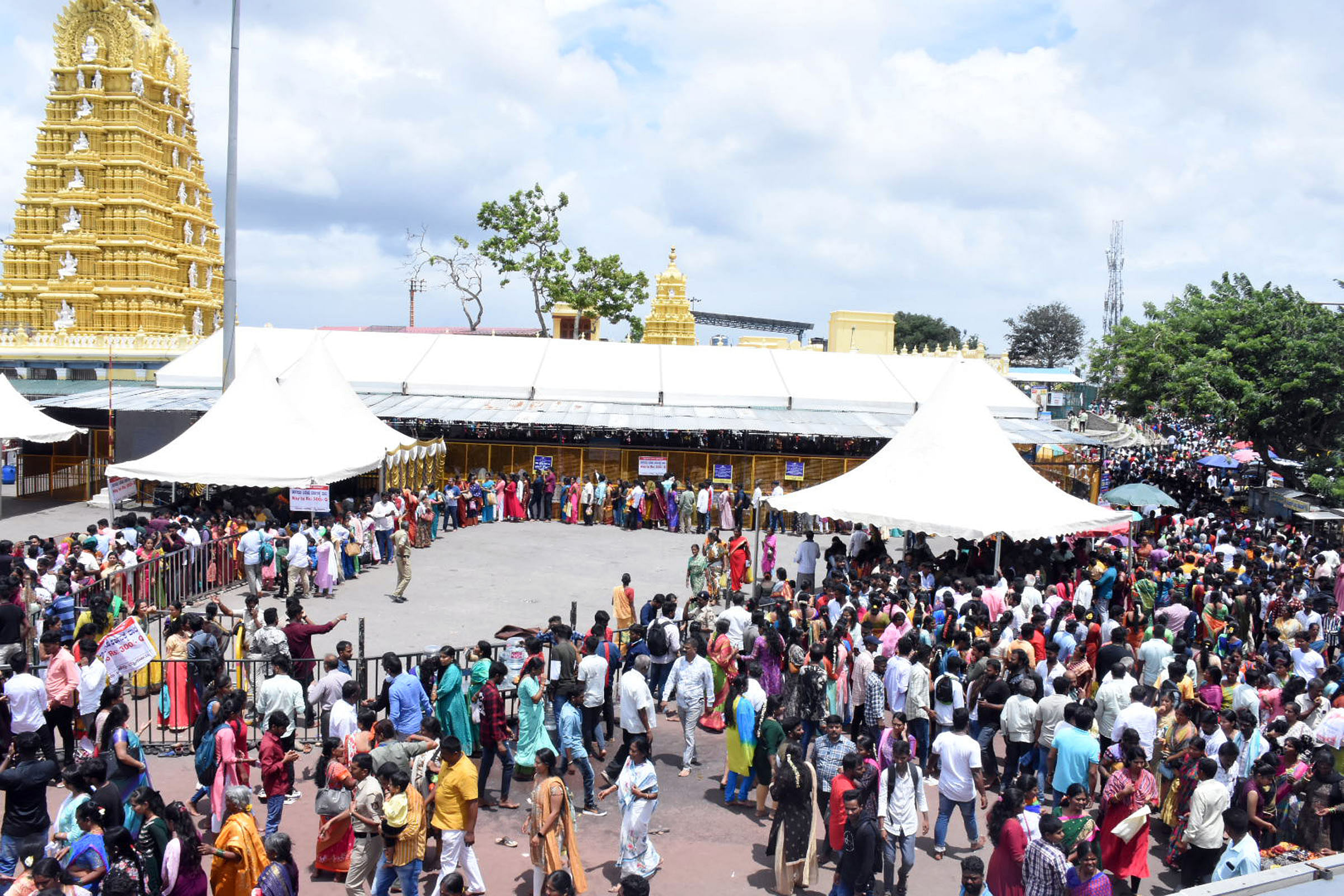 ಮೈಸೂರಿನ ಚಾಮುಂಡೇಶ್ವರಿ ದೇವಸ್ಥಾನಕ್ಕೆ ಅಷಾಢದಲ್ಲಿ ಅಪಾರ ಸಂಖ್ಯೆಯ ಭಕ್ತರು ಭೇಟಿ ನೀಡುತ್ತಾರೆ (ಸಂಗ್ರಹ ಚಿತ್ರ)