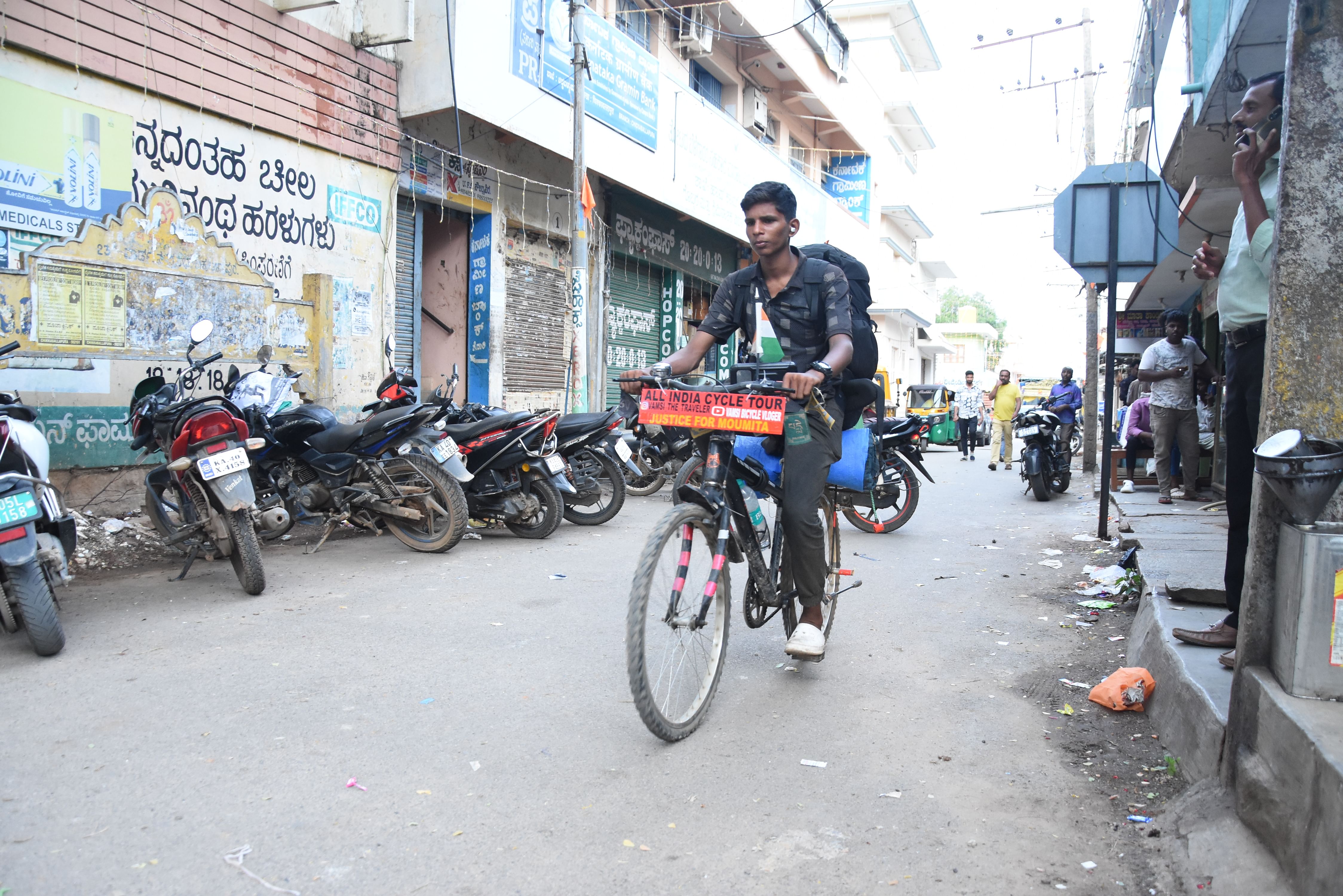 ಚಿಕ್ಕಬಳ್ಳಾಪುರದಲ್ಲಿ ವಂಶಿ ಮಲ್ಲೇಶ್ ಸೈಕಲ್ ಯಾತ್ರೆ ಸಾಗಿದ ಸಂದರ್ಭ– ಚಿತ್ರ ಬಿ.ಆರ್.ಮಂಜುನಾಥ್