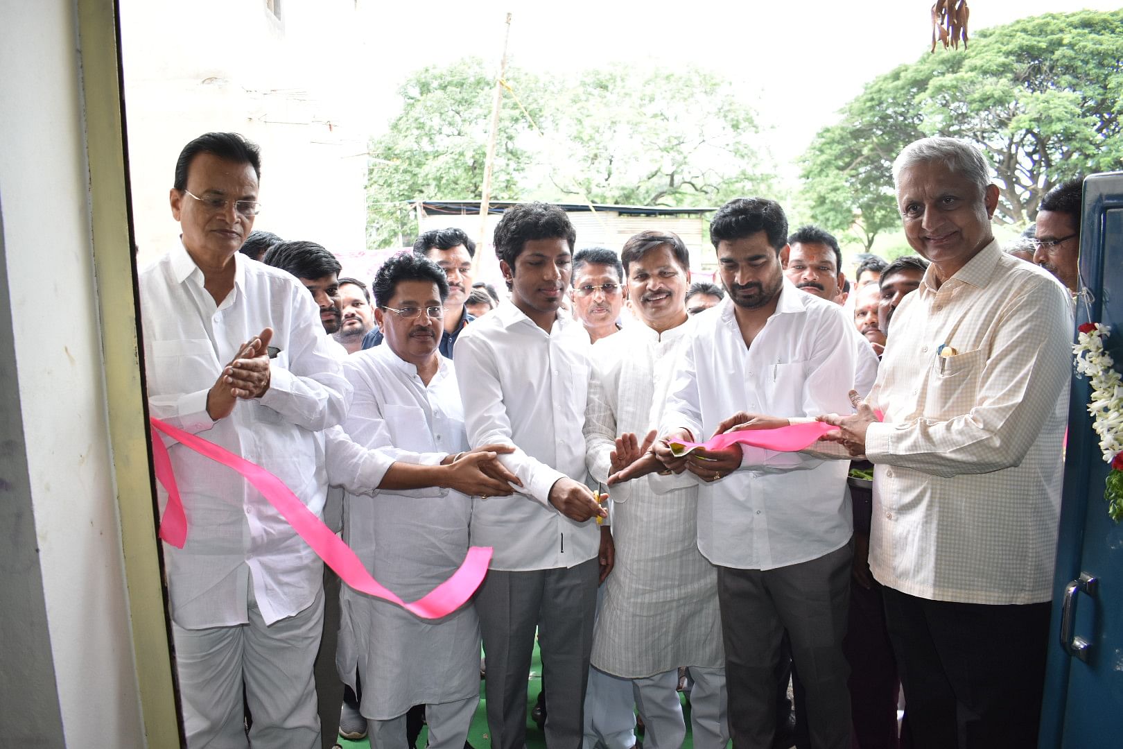 ಚಿಂಚೋಳಿ ಪಟ್ಟಣದಲ್ಲಿ ಡಿಸಿಸಿ ಬ್ಯಾಂಕ್‌ನ ನವೀಕೃತ ಶಾಖೆಯನ್ನು ಸಂಸದ ಸಾಗರ ಖಂಡ್ರೆ ಮಂಗಳವಾರ ಉದ್ಘಾಟಿಸಿದರು. ಡಿಸಿಸಿ ಬ್ಯಾಂಕ್‌ ಅಧ್ಯಕ್ಷ ಸೋಮಶೇಖರ ಗೋನಾಯಕ, ನಿರ್ದೇಶಕ ಅಜೀತ ಪಾಟೀಲ, ಕೆಪಿಸಿಸಿ ಉಪಾಧ್ಯಕ್ಷ ಸುಭಾಷ ರಾಠೋಡ, ಶರಣಪ್ಪ ಮಟ್ಟೂರು ಹಾಜರಿದ್ದರು