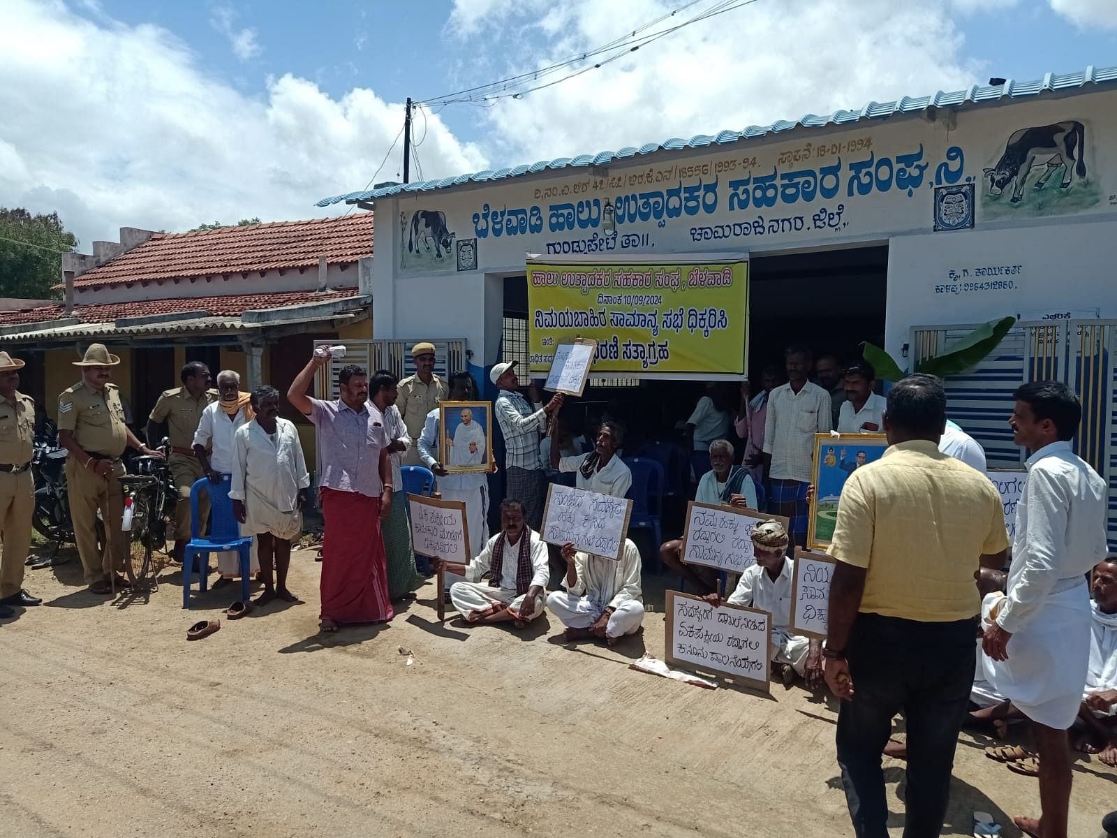 ಗುಂಡ್ಲುಪೇಟೆ ತಾಲ್ಲೂಕಿನ ಬೆಳವಾಡಿ ಹಾಲು ಉತ್ಪಾದಕರ ಸಹಕಾರ ಸಂಘದ ಸದಸ್ಯರು ಸರ್ವ ಸದಸ್ಯರ ಸಭೆಗೆ ಆಡಿಟ್ ವರದಿ ನೀಡದಿರುವ ಕ್ರಮ ಖಂಡಿಸಿ ಸಭೆ ಬಹಿಷ್ಕರಿಸಿ ಪ್ರತಿಭಟಿಸಿದರು