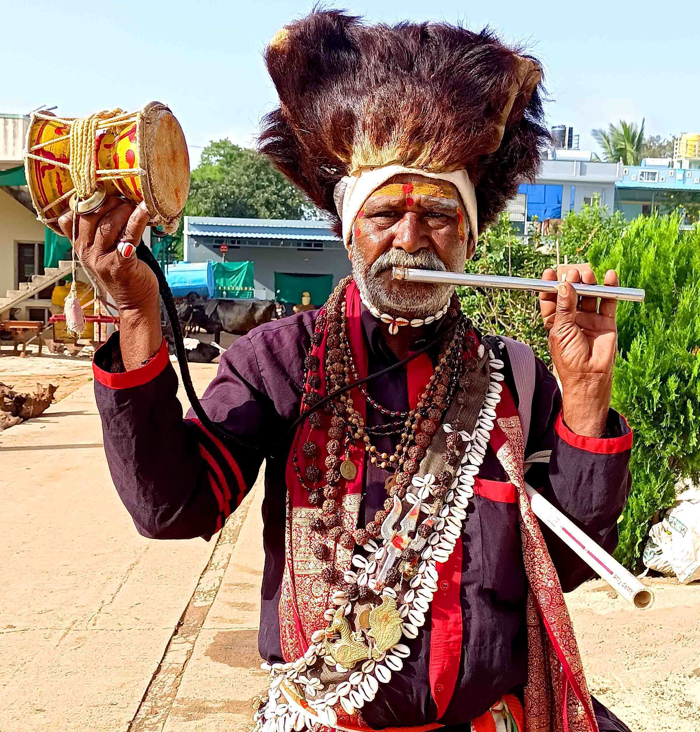 ಜಾನಪದ ಗೊರವ ಕುಣಿತದ ಪೋಷಾಕಿನಲ್ಲಿ ಕಲಾವಿದ ಕೃಷ್ಣಪ್ಪ 