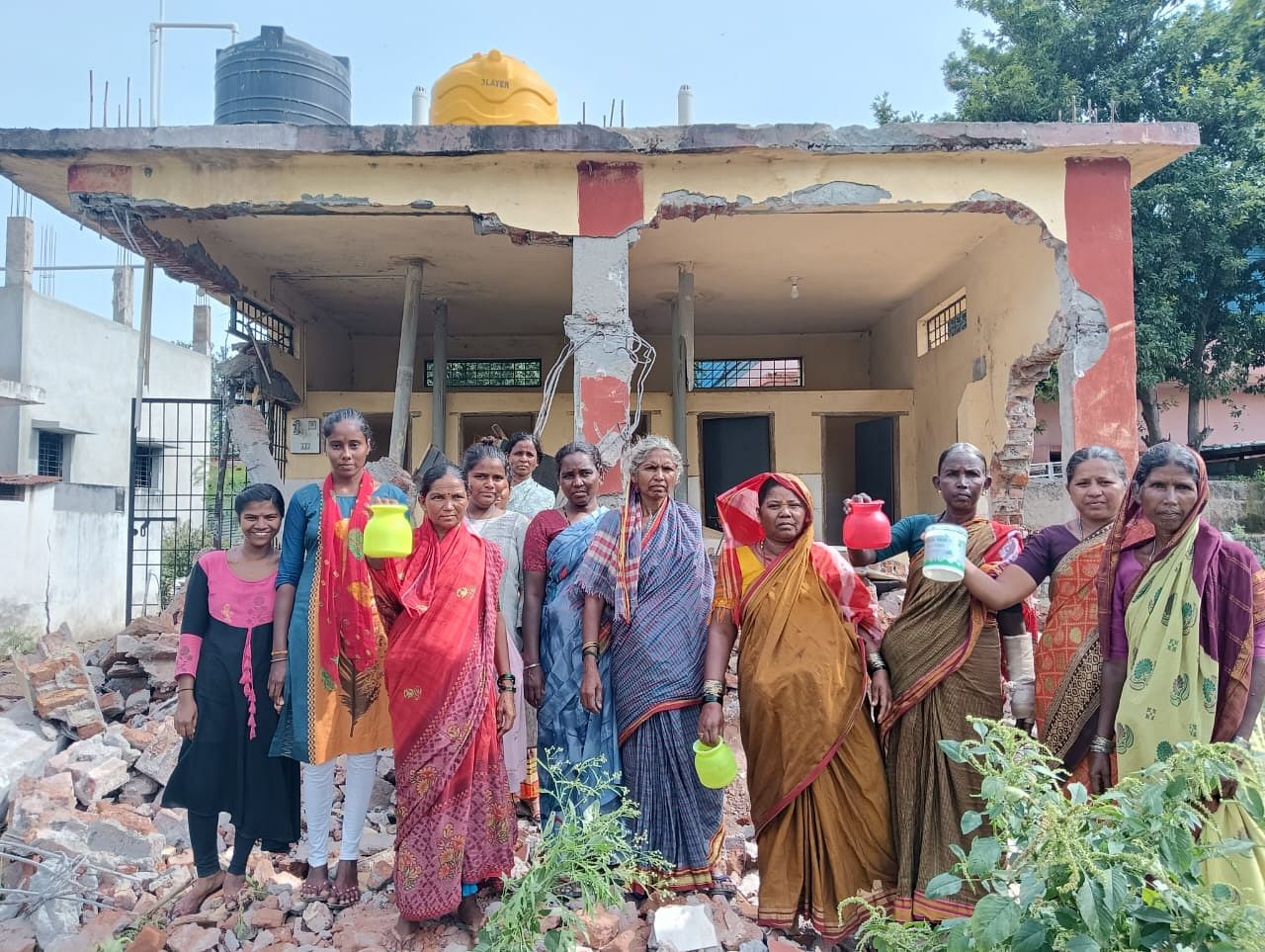 ಗಂಗಾವತಿ 27ನೇ ವಾರ್ಡಿನ ಹರಿಜನ ಕಾಲೊನಿಯಲ್ಲಿ ಸಾರ್ವಜನಿಕ ಶೌಚಾಲಯ ತೆರವುಗೊಳಿಸಿದ್ದನ್ನು ಖಂಡಿಸಿ, ಸೋಮವಾರ ವಾರ್ಡಿನ ಮಹಿಳೆಯರು ಶೌಚಾಲಯ ಎದುರು ಚಂಬು ಹಿಡಿದು ಪ್ರತಿಭಟನೆ ನಡೆಸಿದರು