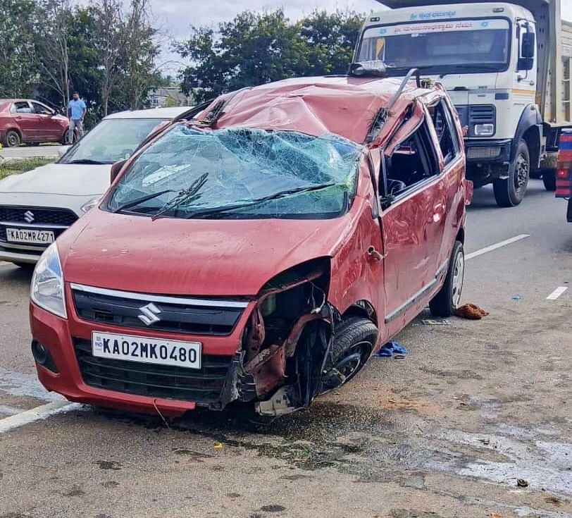 ರಾಷ್ಟ್ರೀಯ ಹೆದ್ದಾರಿಯಲ್ಲಿ ಚಲಿಸುತ್ತಿದ್ದ ಕಾರು ನಿಯಂತ್ರಣ ತಪ್ಪಿ ರಸ್ತೆಬದಿಗೆ ಪಲ್ಟಿಯಾದ ಕಾರು ನುಜ್ಜುಗುಜ್ಜಾಗಿರುವುದು‌.