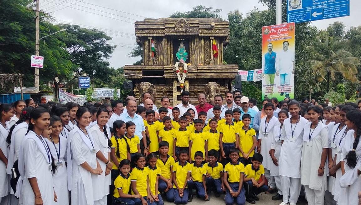 ಕುಶಾಲನಗರ ಸಮೀಪದ ಕೂಡುಮಂಗಳೂರು ಗ್ರಾಮ ಪಂಚಾಯಿತಿಯ ಕೂಡಿಗೆ ವೃತ್ತದಲ್ಲಿ ಬುಧವಾರ ಸುವರ್ಣ ಕರ್ನಾಟಕ 50ರ ಸಂಭ್ರಮ, ಕನ್ನಡ ರಥಕ್ಕೆ ಗ್ರಾ.ಪಂ. ಅಧ್ಯಕ್ಷ ಡಿ.ಭಾಸ್ಕರ್ ನಾಯಕ್ ಸ್ವಾಗತಿಸಿದರು. ಕಸಾಪ ನಿಕಟ ಪೂರ್ವ ಅಧ್ಯಕ್ಷ ಲೋಕೇಶ್ ಸಾಗರ್, ಪಿಡಿಒ ಸಂತೋಷ್, ಡಾ.ಬಸಪ್ಪ, ಟಿ.ಜಿ.ಪ್ರೇಮಕುಮಾರ್, ದಯಾನಂದ ಪ್ರಕಾಶ್, ಯೋಗೇಶ್, ವಿದ್ಯಾರ್ಥಿಗಳು ಪಾಲ್ಗೊಂಡಿದ್ದರು