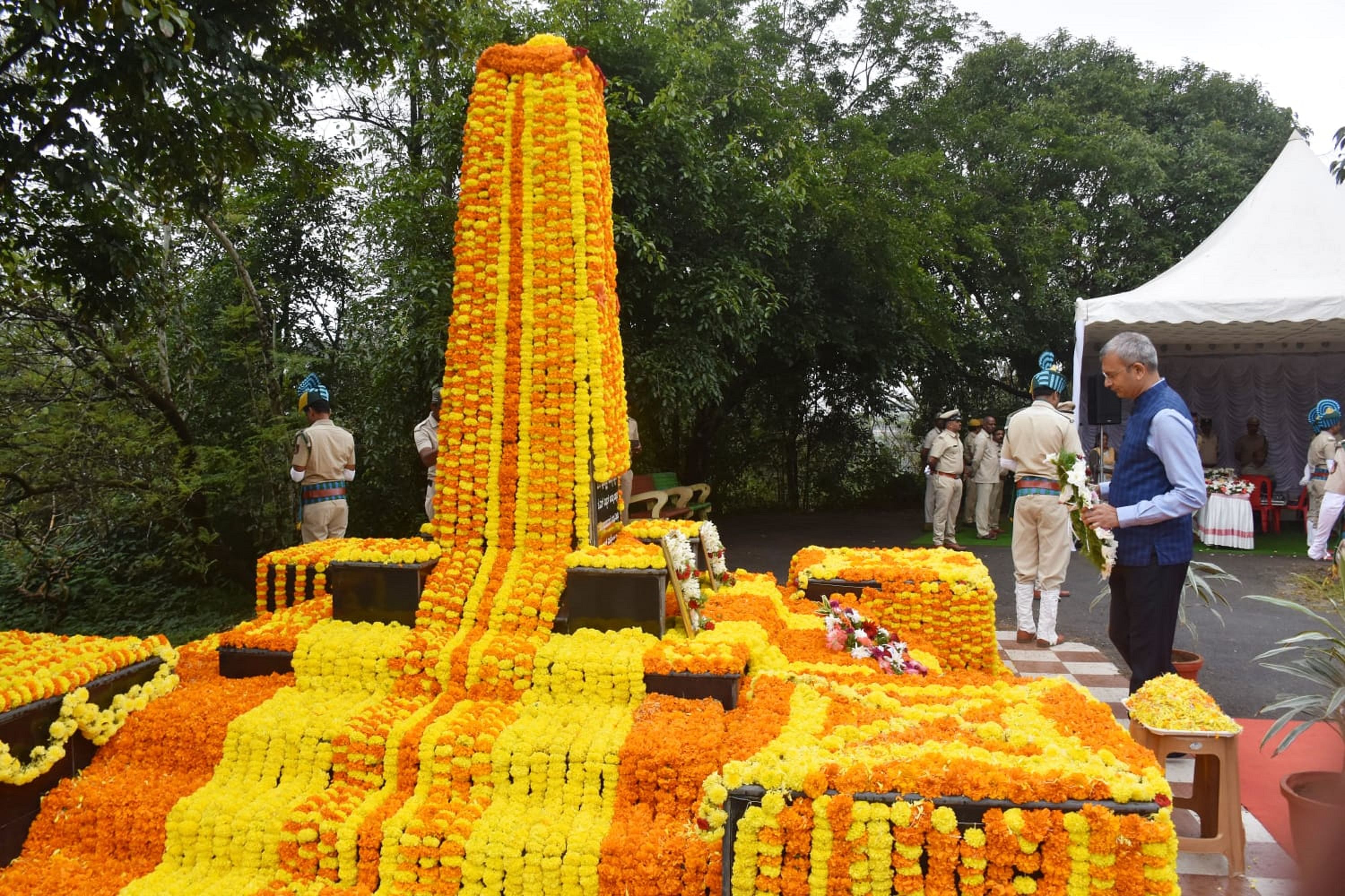 ಮುಖ್ಯ ಅರಣ್ಯ ಸಂರಕ್ಷಣಾಧಿಕಾರಿ ಮನೋಜ್‌ ಕುಮಾರ್ ತ್ರಿಪಾಟಿ ಅವರು ಮಡಿಕೇರಿಯ ಅರಣ್ಯ ಭವನದಲ್ಲಿರುವ ಹುತಾತ್ಮರ ಸ್ಮಾರಕಕ್ಕೆ ಬುಧವಾರ ಪುಷ್ಪನಮನ ಸಲ್ಲಿಸಿದರು