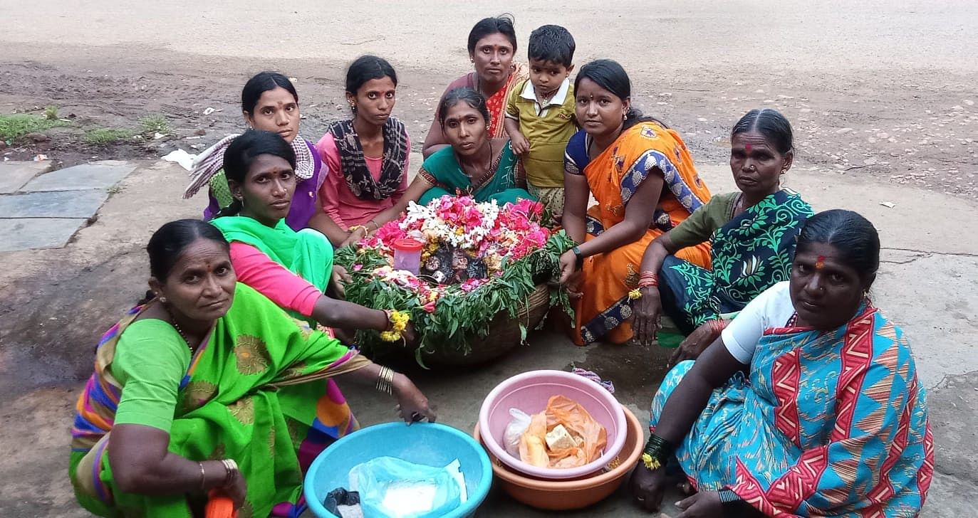 ಕಡರನಾಯ್ಕನಹಳ್ಳಿ ಸಮೀಪದ ಹೊಳೆಸಿರಿಗೆರೆ ಗ್ರಾಮದಲ್ಲಿ ಮಹಿಳೆಯರು ಜೋಕುಮಾರಸ್ವಾಮಿಯನ್ನು ಸಿದ್ಧಪಡಿಸಿ ಮನೆಗಳಿಗೆ ತೆರಳಲು ಅಣಿಯಾಗುತ್ತಿರುವ ಮಹಿಳೆಯರು