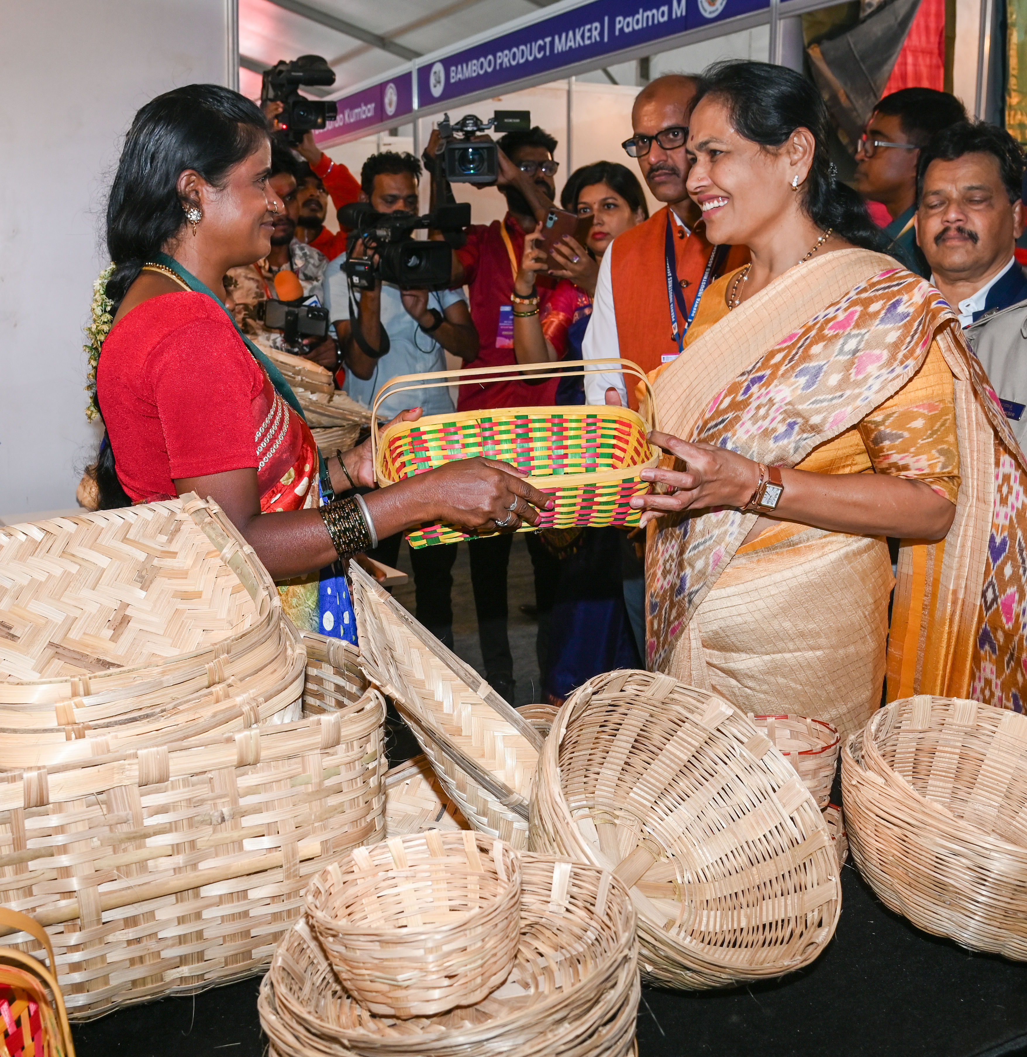 ಮೇಳದಲ್ಲಿ ಕೇಂದ್ರ ಸಚಿವೆ ಶೋಭಾ ಕರಂದ್ಲಾಜೆ ಬಿದಿರಿನ ಬುಟ್ಟಿ ಖರೀದಿಸಿದರು.