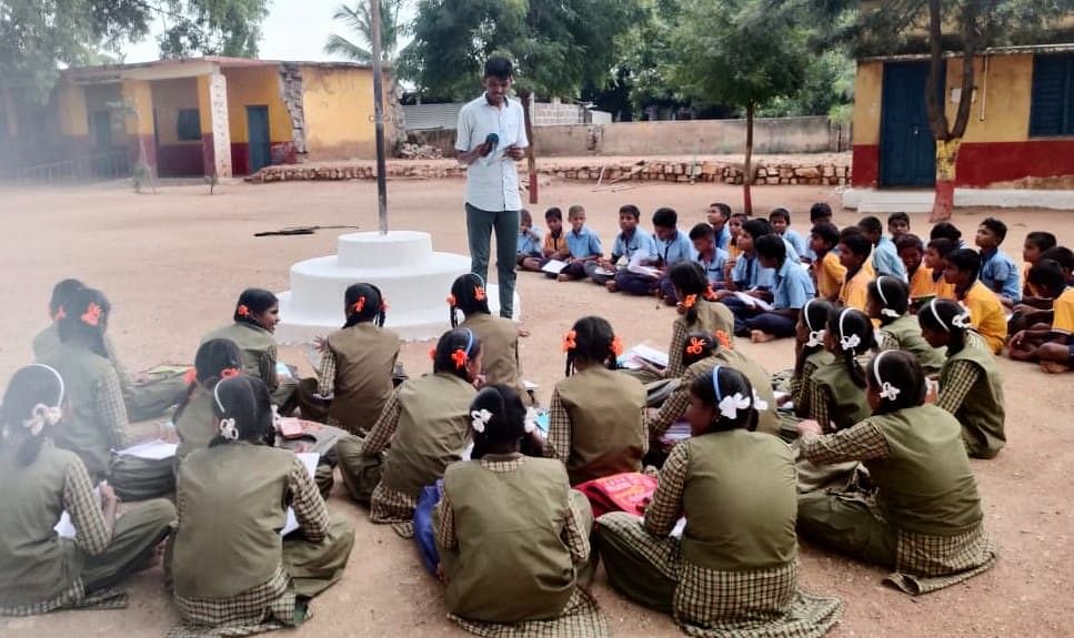 ಕೊಪ್ಪಳ ತಾಲ್ಲೂಕಿನ ನೀರಲಗಿ ಗ್ರಾಮದ ಶಾಲಾ ಆವರಣದಲ್ಲಿ ಬೋಧನೆನಿರತರಾಗಿರುವ ಆಂದೇಶ