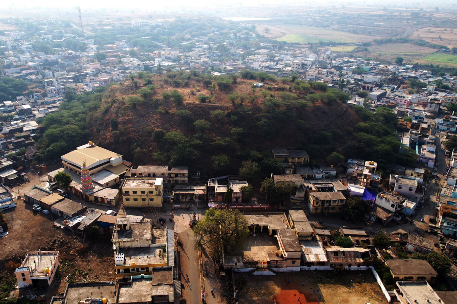 ಕಮಲಾಪುರ ಪಟ್ಟಣದ ಮಧ್ಯದಲ್ಲಿರುವ ಗುಡ್ಡ