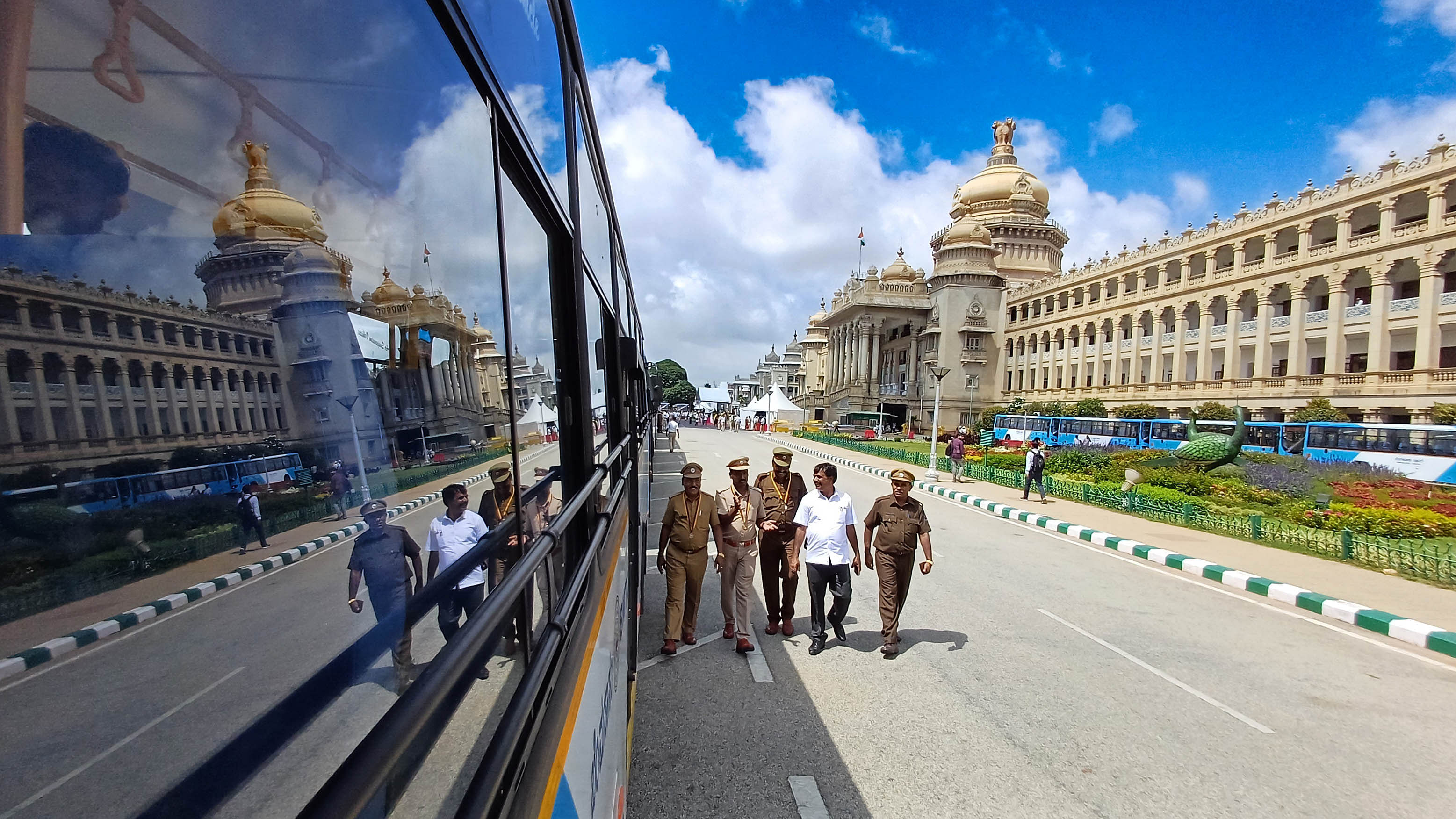 ವಿಧಾನಸೌಧದ ಮುಂಭಾಗ ಗುರುವಾರ ಸಾರಿಗೆ ಇಲಾಖೆ ಆಯೋಜಿಸಿದ್ದ ಕಾರ್ಯಕ್ರಮದಲ್ಲಿ 100 ನೂತನ ಬಸ್‌ಗಳನ್ನು ಬಿಎಂಟಿಸಿಗೆ ನೀಡಲಾಯಿತು. ಆ ಸಮಯದಲ್ಲಿ ಬಸ್‌ನ ಕಿಟಕಿಯಲ್ಲಿ ಕಂಡ ಪ್ರತಿಬಿಂಬ   ಪ್ರಜಾವಾಣಿ ಚಿತ್ರ: ಕೃಷ್ಣ ಕುಮಾರ್ ಪಿ.ಎಸ್. 