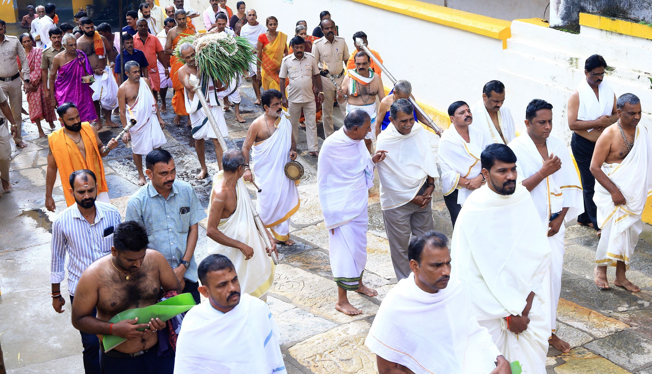 ಪ್ರಧಾನ ಅರ್ಚಕ ಸೀತಾರಾಮ ಎಡಪಡಿತ್ತಾಯ ಅವರು ಕದಿರನ್ನು ಮೆರವಣಿಗೆಯಲ್ಲಿ ದೇವಳಕ್ಕೆ ಹೊತ್ತು ತಂದರು