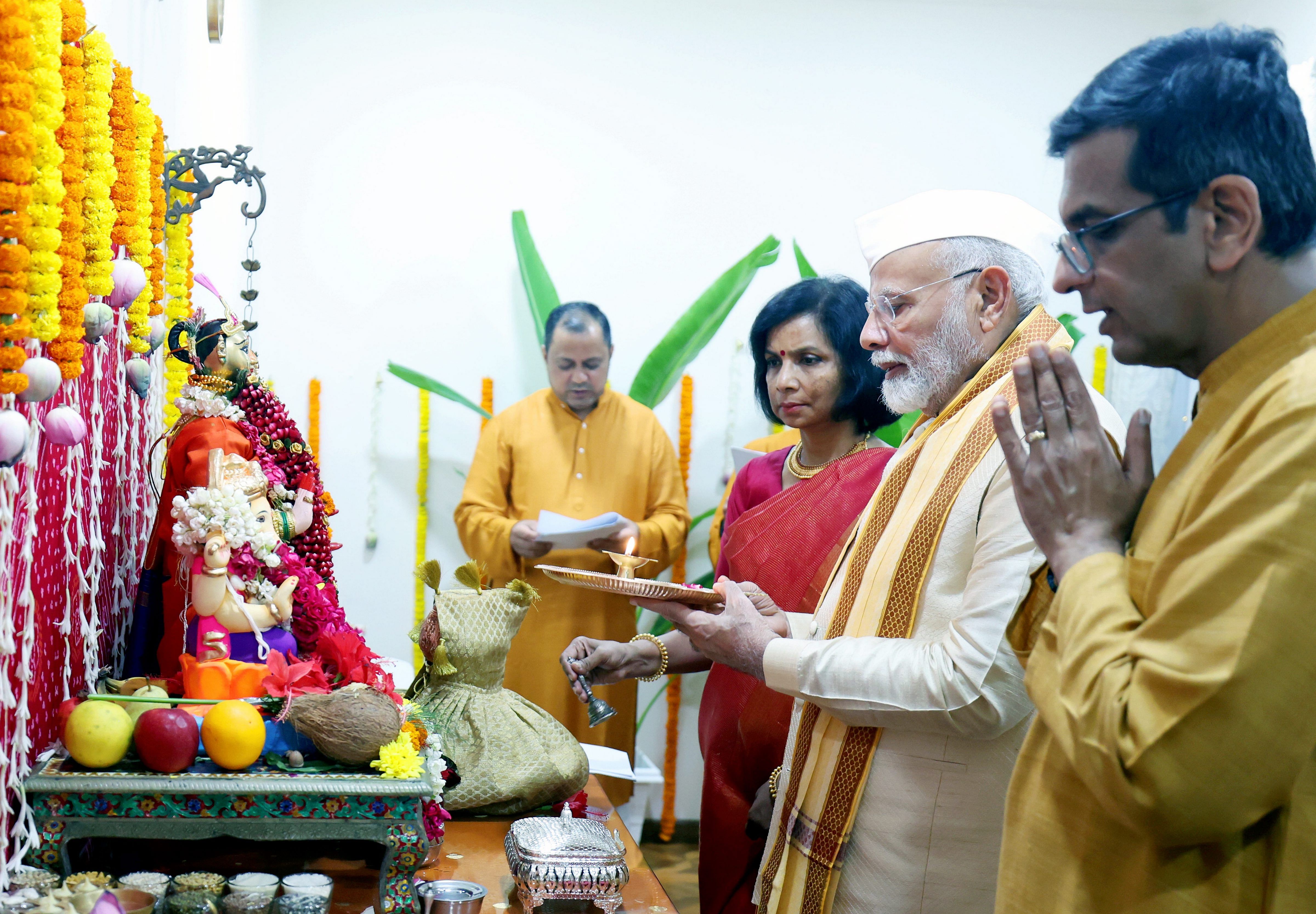 ಸಿಜೆಐ ಡಿ.ವೈ ಚಂದ್ರಚೂಡ್‌ ಅವರ ನವದೆಹಲಿಯ ನಿವಾಸದಲ್ಲಿ ಬುಧವಾರ ನಡೆದ ಗಣಪತಿ ಪೂಜೆಯಲ್ಲಿ ಪ್ರಧಾನಿ ನರೇಂದ್ರ ಮೋದಿ ಪಾಲ್ಗೊಂಡರು –ಪಿಟಿಐ ಚಿತ್ರ 