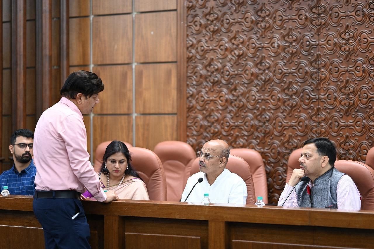 ಸಚಿವ ಶರಣ ಪ್ರಕಾಶ ಪಾಟೀಲ ಅವರು ವೈದ್ಯಕೀಯ ಮಹಿಳಾ ಸಿಬ್ಬಂದಿ ಭದ್ರತೆಗೆ ಸಂಬಂಧಿಸಿದಂತೆ ಅಧಿಕಾರಿಗಳ ಜತೆ ಸಭೆ ನಡೆಸಿದರು