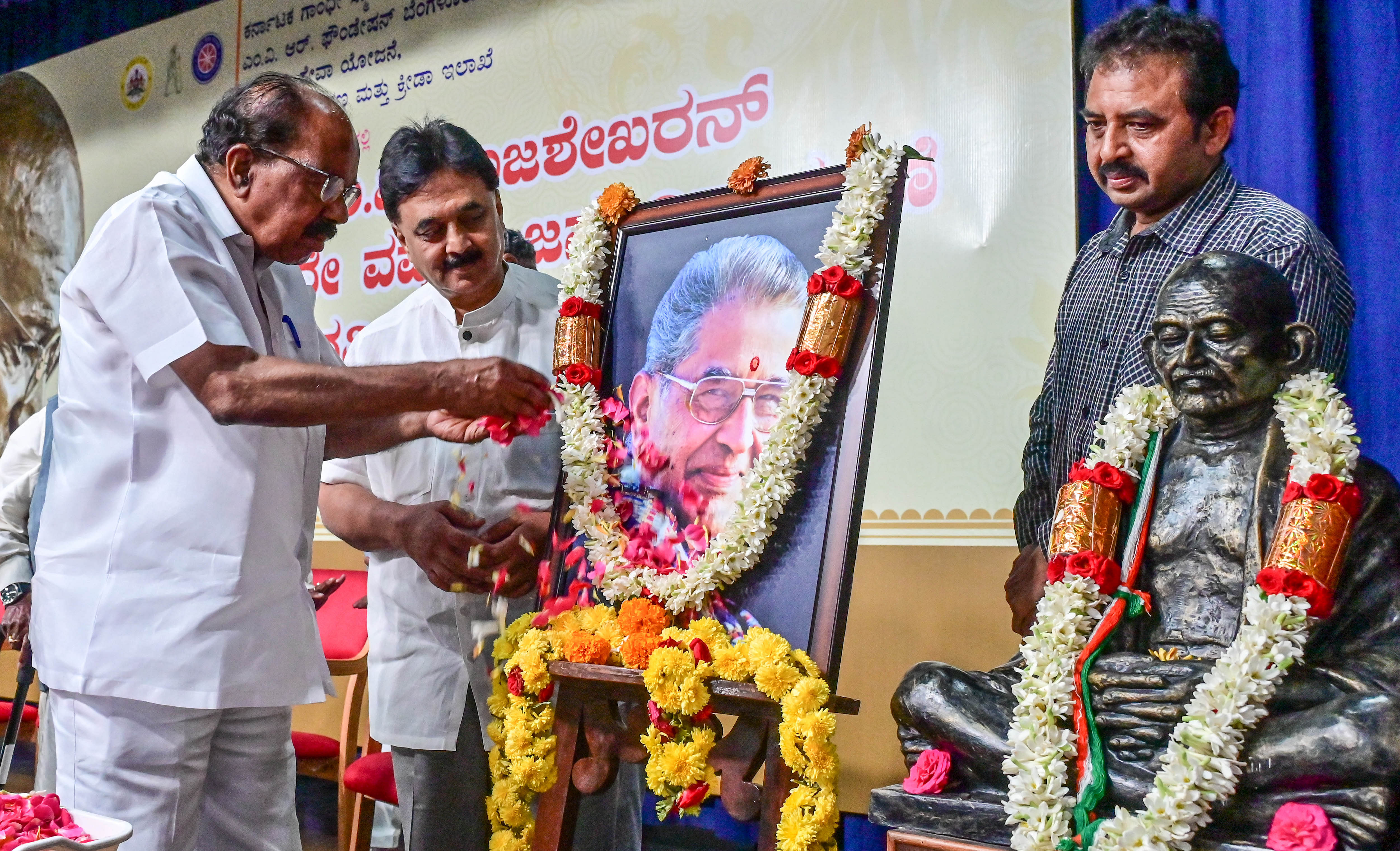 ಬೆಂಗಳೂರಿನ ಗಾಂಧಿ ಭವನದಲ್ಲಿ ಶುಕ್ರವಾರ ಆಯೋಜಿಸಿದ್ದ ಕಾರ್ಯಕ್ರಮದಲ್ಲಿ ಎಂ.ವಿ. ರಾಜಶೇಖರನ್‌ ಅವರ ಭಾವಚಿತ್ರಕ್ಕೆ ಎಂ.ವೀರಪ್ಪ ಮೊಯಿಲಿ ಪುಷ್ಪನಮನ ಸಲ್ಲಿಸಿದರು. ಕರ್ನಾಟಕ ಗಾಂಧಿ ಸ್ಮಾರಕ ನಿಧಿಯ ಅಧ್ಯಕ್ಷ ವೂಡೇ ಪಿ. ಕೃಷ್ಣ ಇದ್ದರು   –ಪ್ರಜಾವಾಣಿ ಚಿತ್ರ