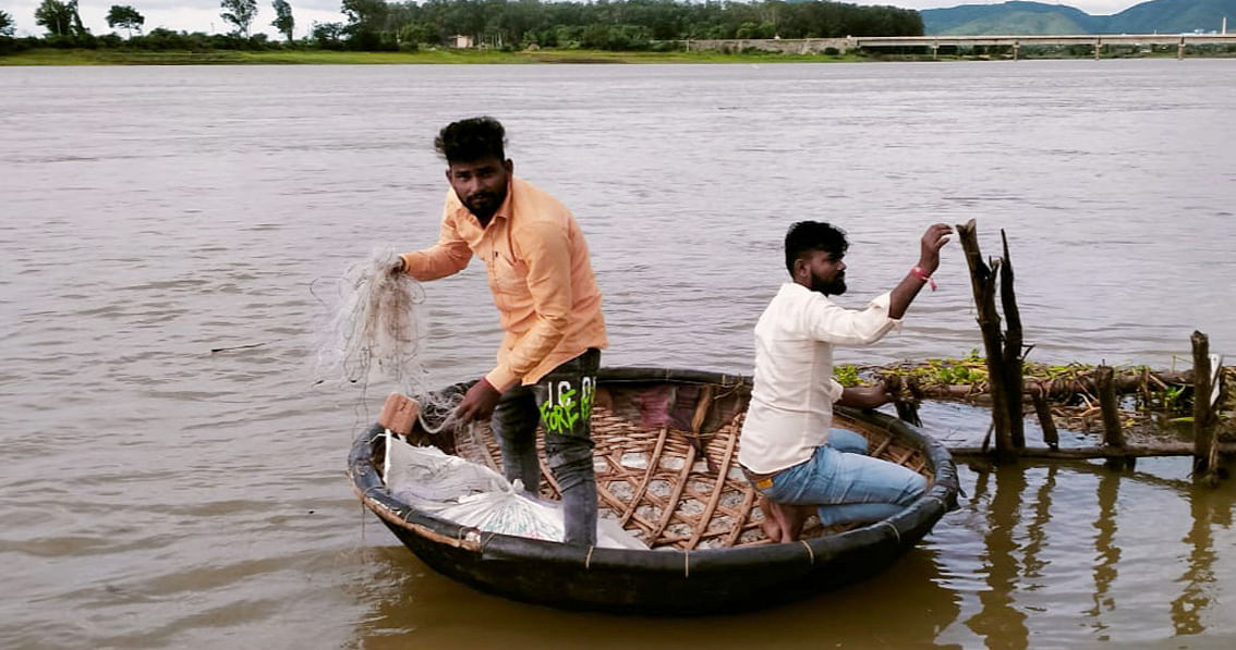 ಮುಂಡರಗಿ ತಾಲ್ಲೂಕಿನ ಕೊರ್ಲಹಳ್ಳಿ ಗ್ರಾಮದ ಬಳಿ ಹರಿದಿರುವ ತುಂಗಭದ್ರಾ ನದಿಯಲ್ಲಿ ಮೀನು ಹಿಡಿಯುತ್ತಿರುವ ಮೀನುಗಾರರು