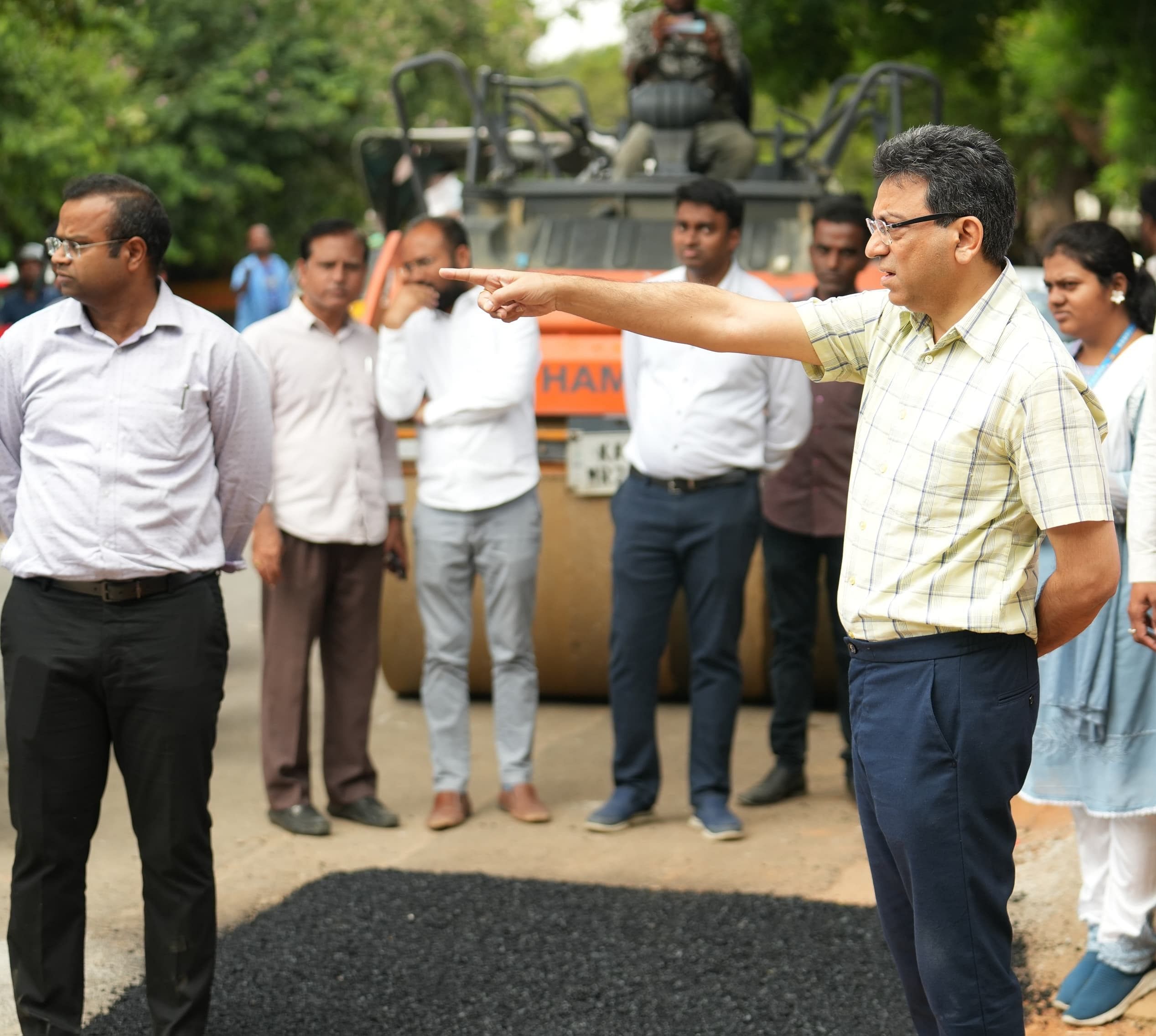 ಬಿಬಿಎಂಪಿ ಮುಖ್ಯ ಆಯುಕ್ತ ತುಷಾರ್‌ ಗಿರಿನಾಥ್‌ ಅವರು ಯಲಹಂಕ ವಲಯದ ಸಹಕಾರ ನಗರದಲ್ಲಿ ರಸ್ತೆ ಗುಂಡಿ ಮುಚ್ಚುವ ಕಾರ್ಯವನ್ನು ಶನಿವಾರ ಪರಿಶೀಲಿಸಿದರು