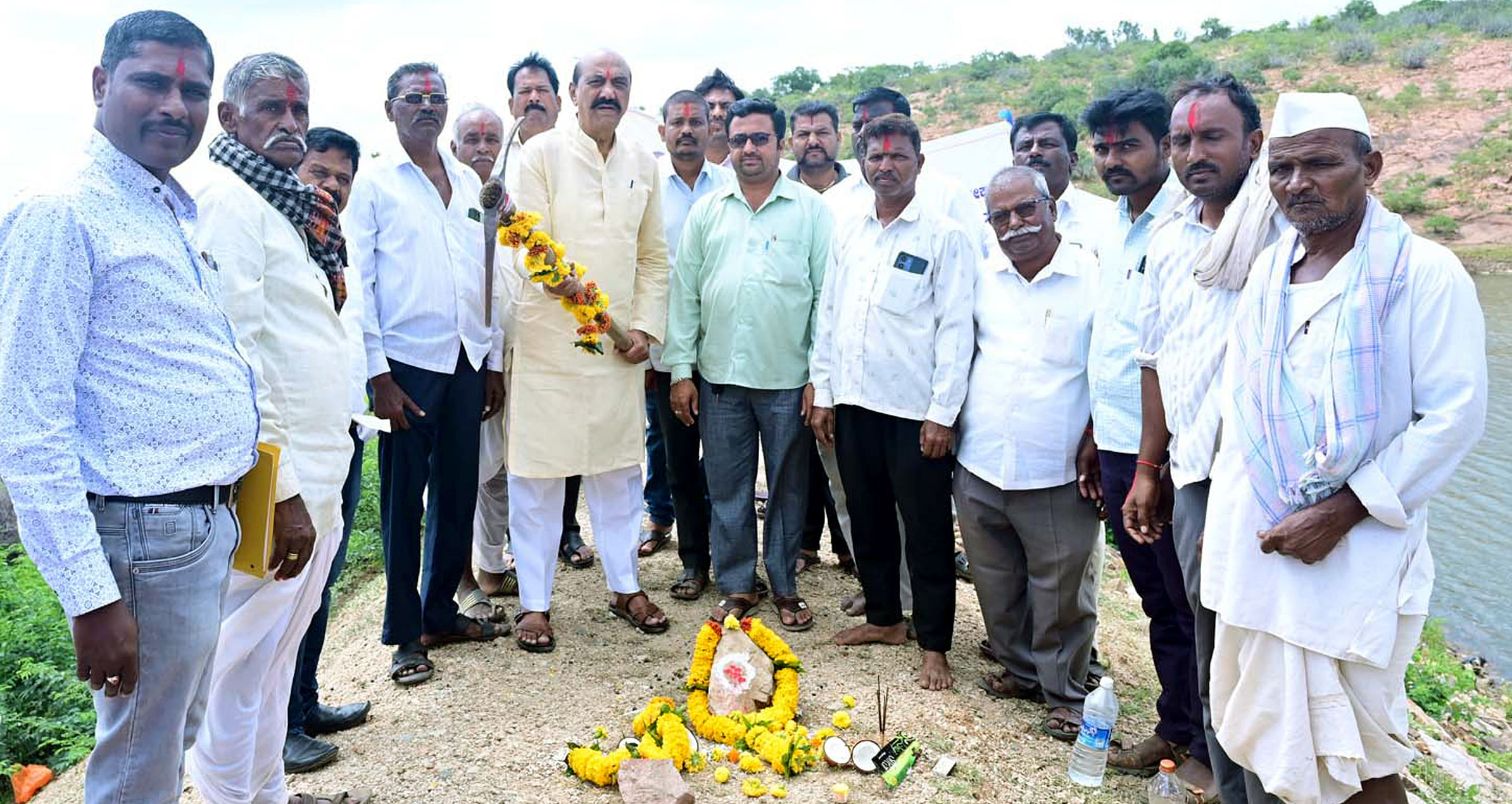 ರಾಮದುರ್ಗ ತಾಲ್ಲೂಕಿನ ಮುಳ್ಳೂರಿನ ಕೆರೆಯನ್ನು ಅಭಿವೃದ್ಧಿ ಪಡಿಸುವ ಕಾಮಗಾರಿಗೆ ವಿಧಾನಸಭೆ ಮುಖ್ಯಸಚೇತಕ ಅಶೋಕ ಪಟ್ಟಣ ಭೂಮಿ ಪೂಜೆ ನೆರವೇರಿಸಿದರು