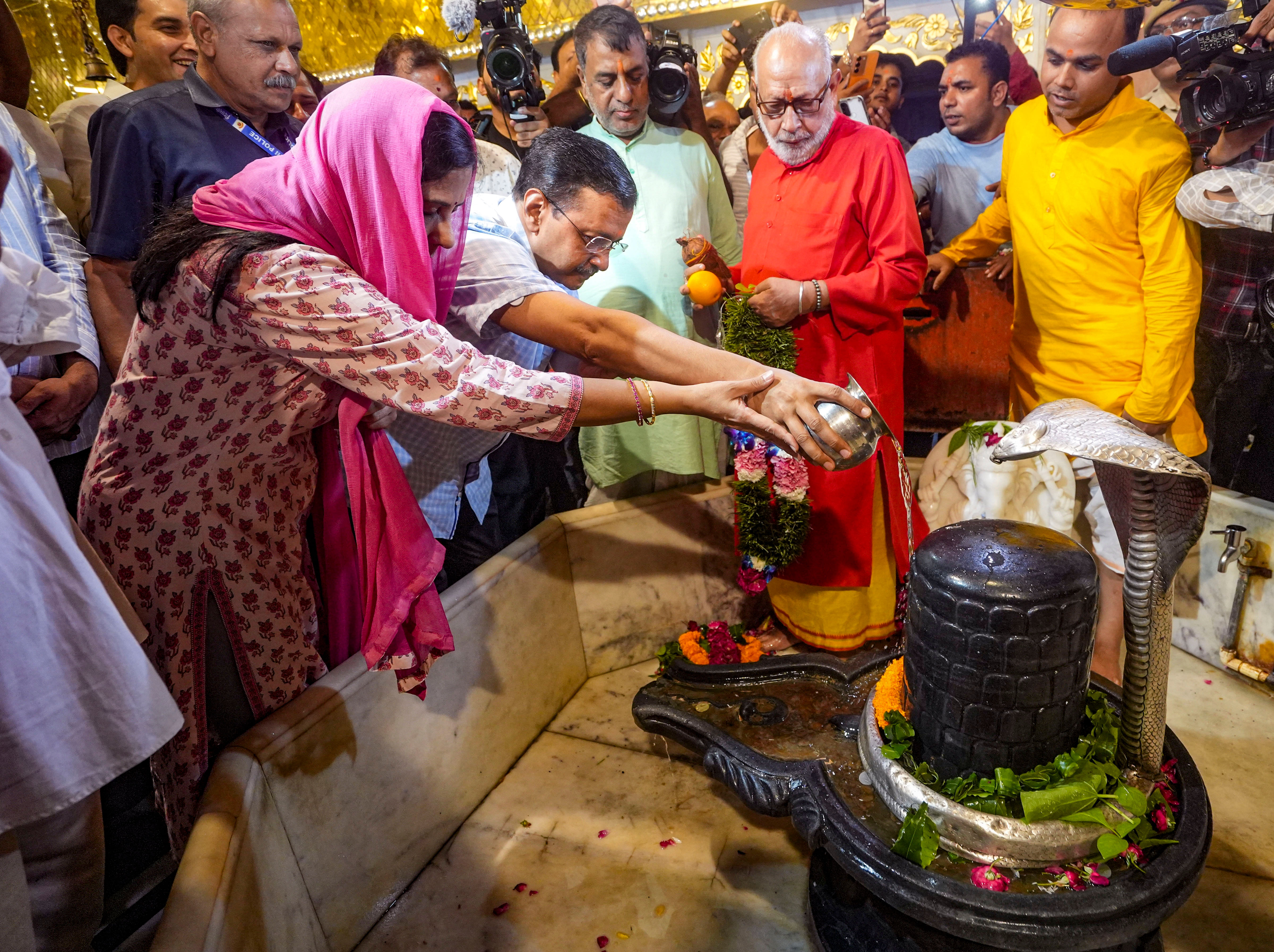 ನವದೆಹಲಿಯ ಕನಂಟ್‌ ಪ್ಲೇಸ್‌ನಲ್ಲಿರುವ ಹನುಮ ಮಂದಿರಕ್ಕೆ ದೆಹಲಿ ಮುಖ್ಯಮಂತ್ರಿ ಅರವಿಂದ ಕೇಜ್ರಿವಾಲ್‌ ಅವರು ಶನಿವಾರ ಭೇಟಿ ನೀಡಿ ಪೂಜೆ ಸಲ್ಲಿಸಿದರು. ಈ ವೇಳೆ ಕೇಜ್ರಿವಾಲ್‌ ಅವರೊಂದಿಗೆ ಅವರ ಪತ್ನಿ ಸುನಿತಾ, ಮಾಜಿ ಉಪಮುಖ್ಯಮಂತ್ರಿ ಮನೀಶ್‌ ಸಿಸೋಡಿಯಾ, ಸಂಸದ ಸಂಜಯ್‌ ಸಿಂಗ್‌ ಹಾಗೂ ನಾಯಕ ಸೌರಭ್‌ ಭಾರಧ್ವಾ‌ಜ್‌ ಜೊತೆಗೂಡಿದರು –ಪಿಟಿಐ ಚಿತ್ರ