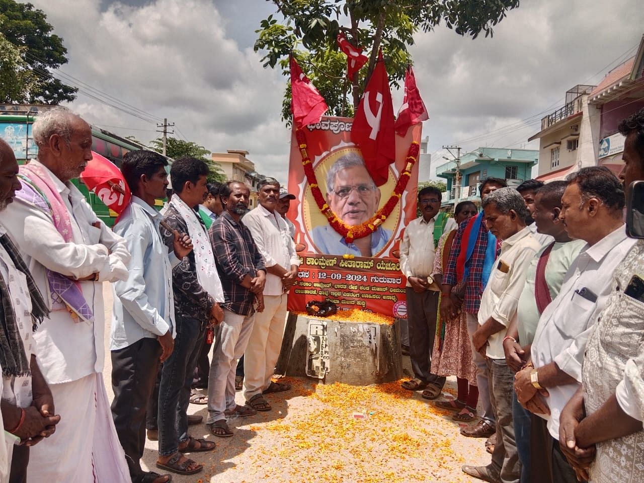 ಗುಡಿಬಂಡೆ ತಾಲ್ಲೂಕು ಕಚೇರಿ ಬಳಿ ಸೀತಾರಾಂ ಯೊಚೂರಿ ನಿಧನದ ಅಂಗವಾಗಿ ಶ್ರದ್ಧಾಂಜಲಿ ಕಾರ್ಯಕ್ರಮ ನಡೆಯಿತು