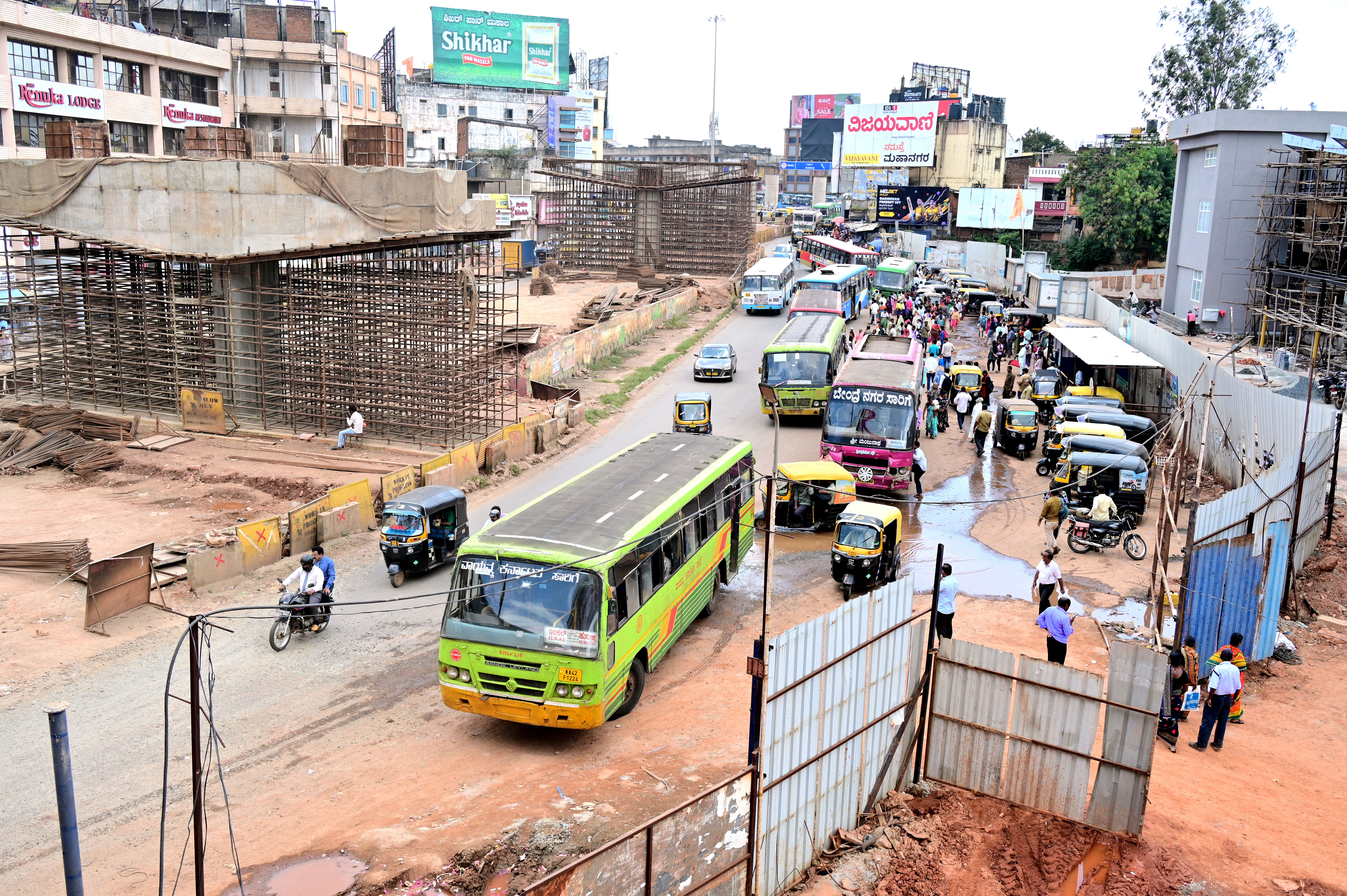 ಹುಬ್ಬಳ್ಳಿ ಹಳೇಬಸ್‌ ನಿಲ್ದಾಣದ ಎದುರು ಮೇಲ್ಸೇತುವೆ ಕಾಮಗಾರಿ ಅರ್ಧಮರ್ಧ ನಡೆದ ಪರಿಣಾಮ ವಾಹನಗಳ ಸಂಚಾರಕ್ಕೆ ಸಮಸ್ಯೆಯಾಗುತ್ತಿದೆ
ಪ್ರಜಾವಾಣಿ ಚಿತ್ರ: ಗೋವಿಂದರಾಜ ಜವಳಿ