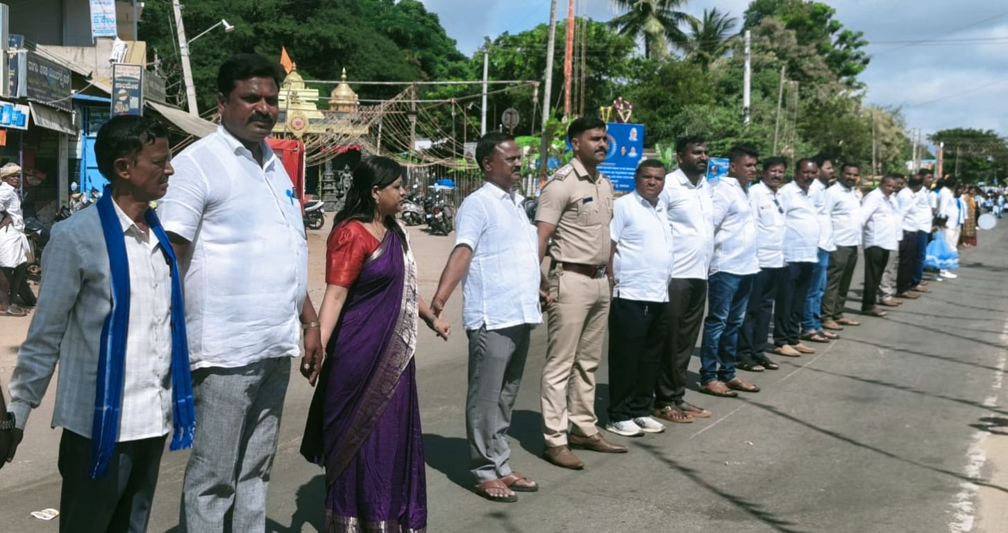 ಕಡೂರಿನಲ್ಲಿ ಪ್ರಜಾಪ್ರಭುತ್ವ ದಿನದ ಪ್ರಯುಕ್ತ ಮಾನವ ಸರಪಳಿ ರಚಿಸಲಾಯಿತು. ತಹಶೀಲ್ದಾರ್ ಪೂರ್ಣಿಮಾ,ಪುರಸಭಾಧ್ಯಕ್ಷ ಭಂಡಾರಿ ಶ್ರೀನಿವಾಸ್ ಭಾಗವಹಿಸಿದ್ದರು.