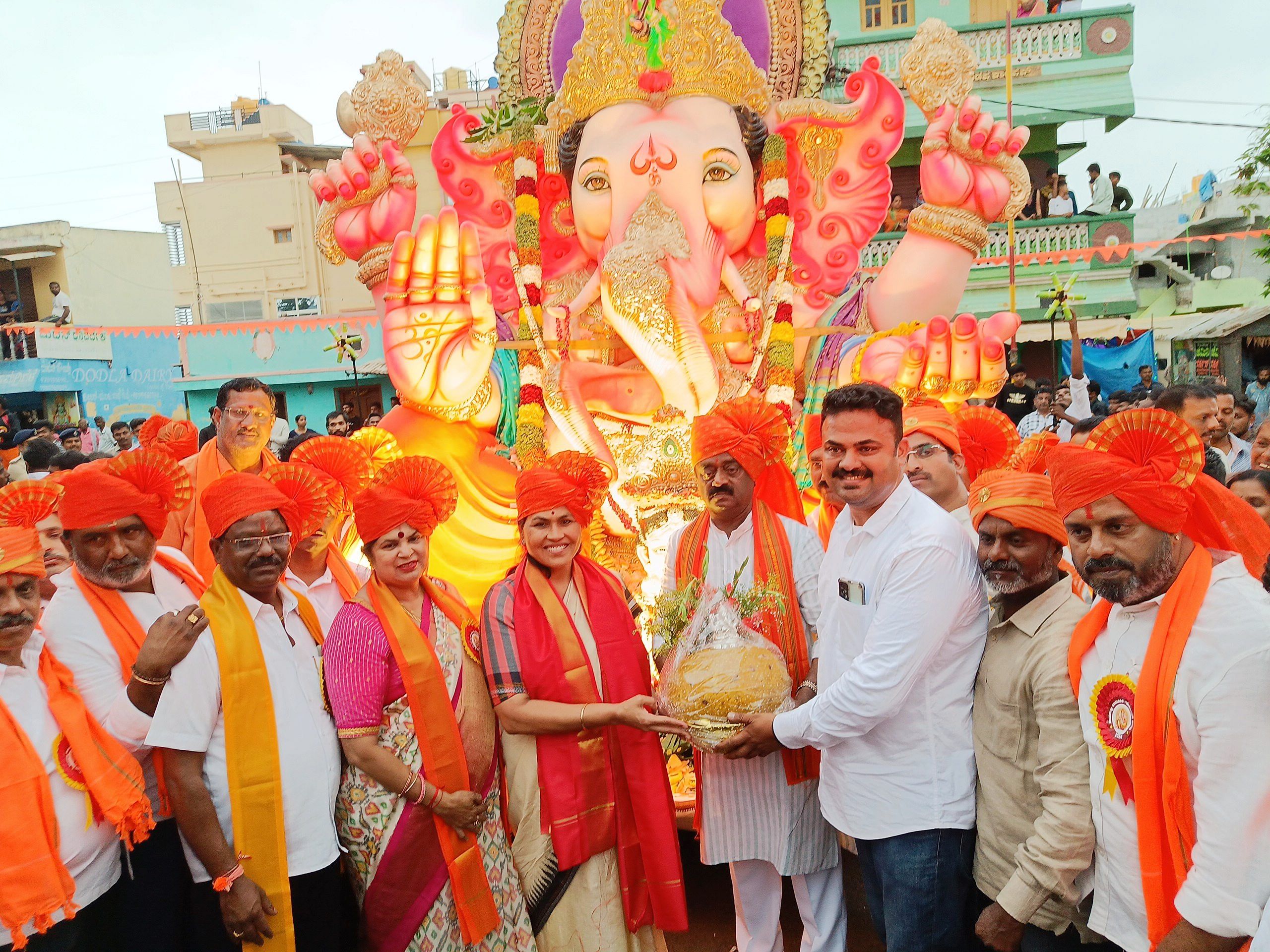 ಅತಿ ಸಣ್ಣ, ಸಣ್ಣ ಹಾಗೂ ಮಧ್ಯಮ ಕೈಗಾರಿಕಾ ಖಾತೆಯ ರಾಜ್ಯ ಸಚಿವೆ ಶೋಭಾ ಕರಂದ್ಲಾಜೆ ಮತ್ತು ಶಾಸಕ ಎಸ್. ಮುನಿರಾಜು ಅವರು ಬಿಜೆಪಿ ಮುಖಂಡ ಚಿಕ್ಕಸಂದ್ರ ಮೋಹನ್ ಕುಮಾರ್ ಜಿ. ಅವರಿಗೆ ಲಡ್ಡು ಹಸ್ತಾಂತರಿಸಿದರು