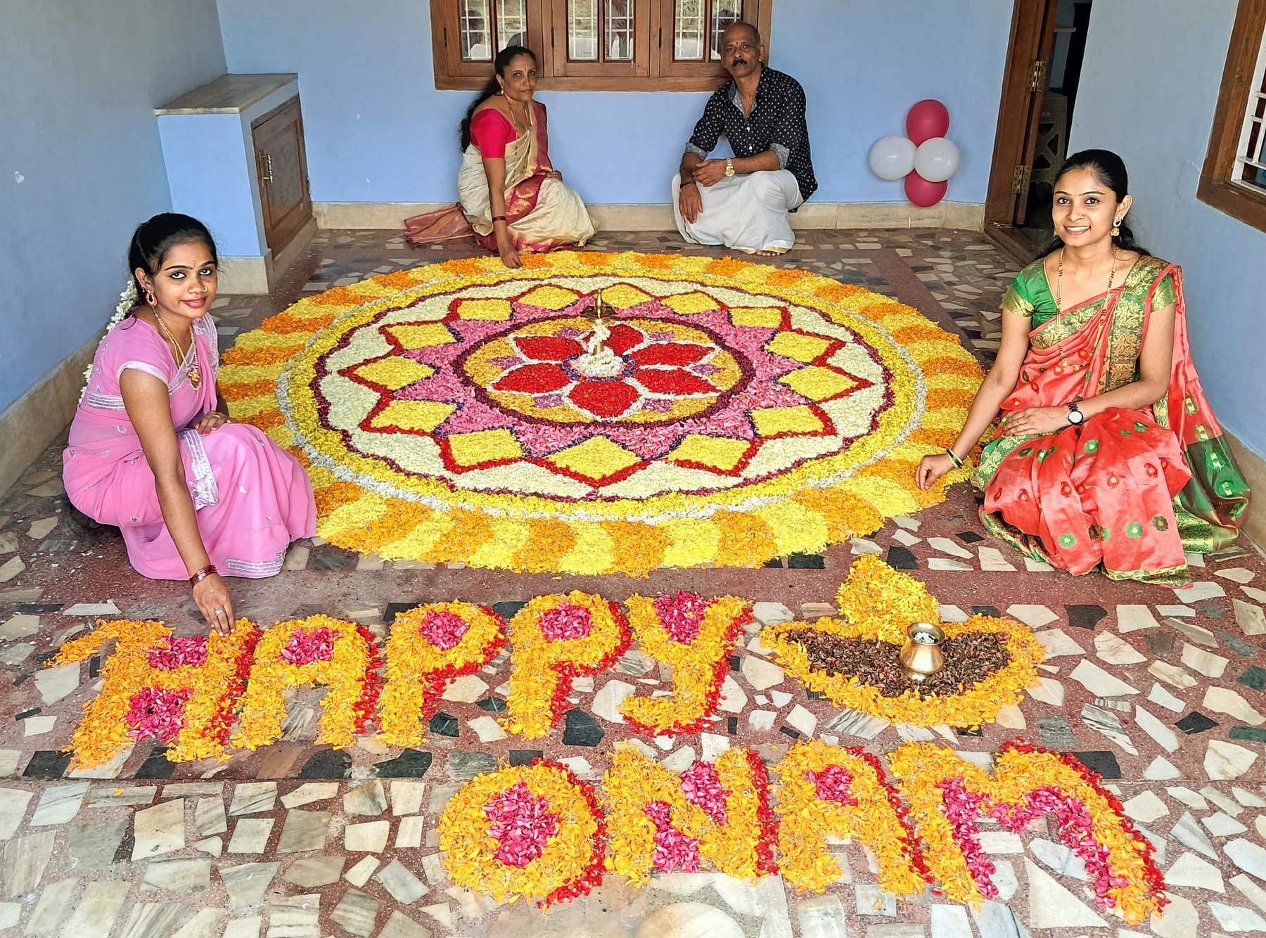 ಗೋಣಿಕೊಪ್ಪಲು ಬಳಿಯ ಪೊನ್ನಂಪೇಟೆಯ ನಾರಾಯಣ, ಸುನಂದಾ ಹಾಗೂ ಮಕ್ಕಳು ರಂಗೋಲಿ ಹಾಕಿ ಓಣಂ ಆಚರಿಸಿದರು