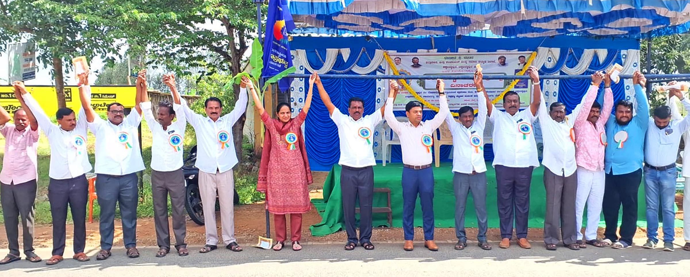 ಶಿಡ್ಲಘಟ್ಟದ ಲಕ್ಕಹಳ್ಳಿ ಗೇಟ್‌ನಲ್ಲಿ ಪ್ರಜಾಪ್ರಭುತ್ವ ದಿನಾಚರಣೆ ಅಂಗವಾಗಿ ಆಯೋಜಿಸಿದ್ದ ಮಾನವ ಸರಪಳಿಯಲ್ಲಿ ಶಾಸಕ ಬಿ.ಎನ್.ರವಿಕುಮಾರ್ ಹಾಗೂ ತಾಲ್ಲೂಕು ಮಟ್ಟದ ಅಧಿಕಾರಿಗಳು ಪಾಲ್ಗೊಂಡಿದ್ದರು