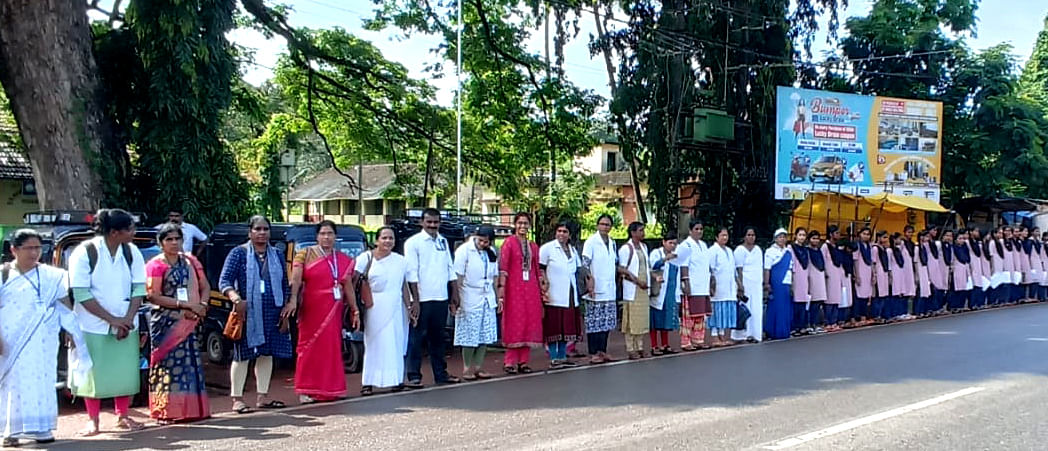 ಅಂತರರಾಷ್ಟ್ರೀಯ ಪ್ರಜಾಪ್ರಭುತ್ವ ದಿನದ ಅಂಗವಾಗಿ ಕುಮಟಾದಲ್ಲಿ ಮಾನವ ಸರಪಳಿ ನಿರ್ಮಿಸಲಾಯಿತು 