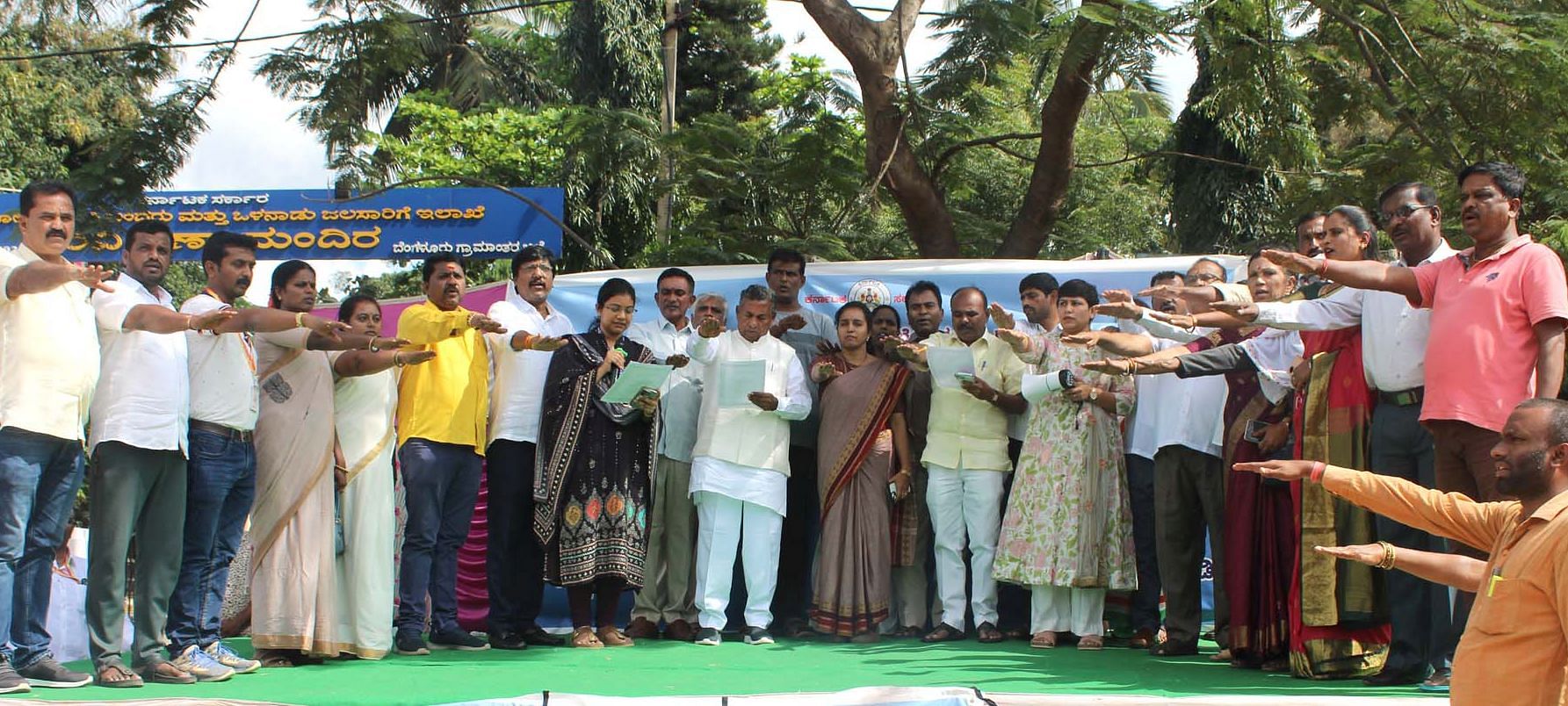 ದೊಡ್ಡಬಳ್ಳಾಪುರ ತಾಲ್ಲೂಕಿನ ಹೆಗ್ಗಡಿಯಲ್ಲಿ ಜಿಲ್ಲಾ ಆಡಳಿತದಿಂದ ಭಾನುವಾರ ನಡೆದ ಅಂತರರಾಷ್ಟ್ರೀಯ ಪ್ರಜಾಪ್ರಭುತ್ವ ದಿನಾಚರಣೆಯಲ್ಲಿ ಜಿಲ್ಲಾಧಿಕಾರಿ ಎನ್‌.ಶಿವಶಂಕರ ಅವರು ಸಂವಿಧಾನ ಪೀಠಿಕೆ ಬೋಧಿಸಿದರು. ಜಿಲ್ಲಾ ಉಸ್ತುವಾರಿ ಸಚಿವ ಕೆ.ಎಚ್‌.ಮುನಿಯಪ್ಪ ಇದ್ದರು