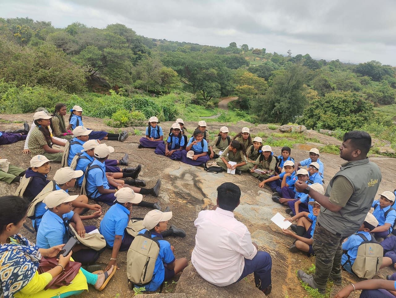 ಉದ್ಯಾನದಲ್ಲಿರುವ ಪ್ರಕೃತಿ ಶಿಬಿರದಲ್ಲಿ ಮಕ್ಕಳಿಗೆ ಮಾಹಿತಿ ನೀಡುತ್ತಿರುವ ಸಂಪನ್ಮೂಲ ವ್ಯಕ್ತಿಗಳು.  