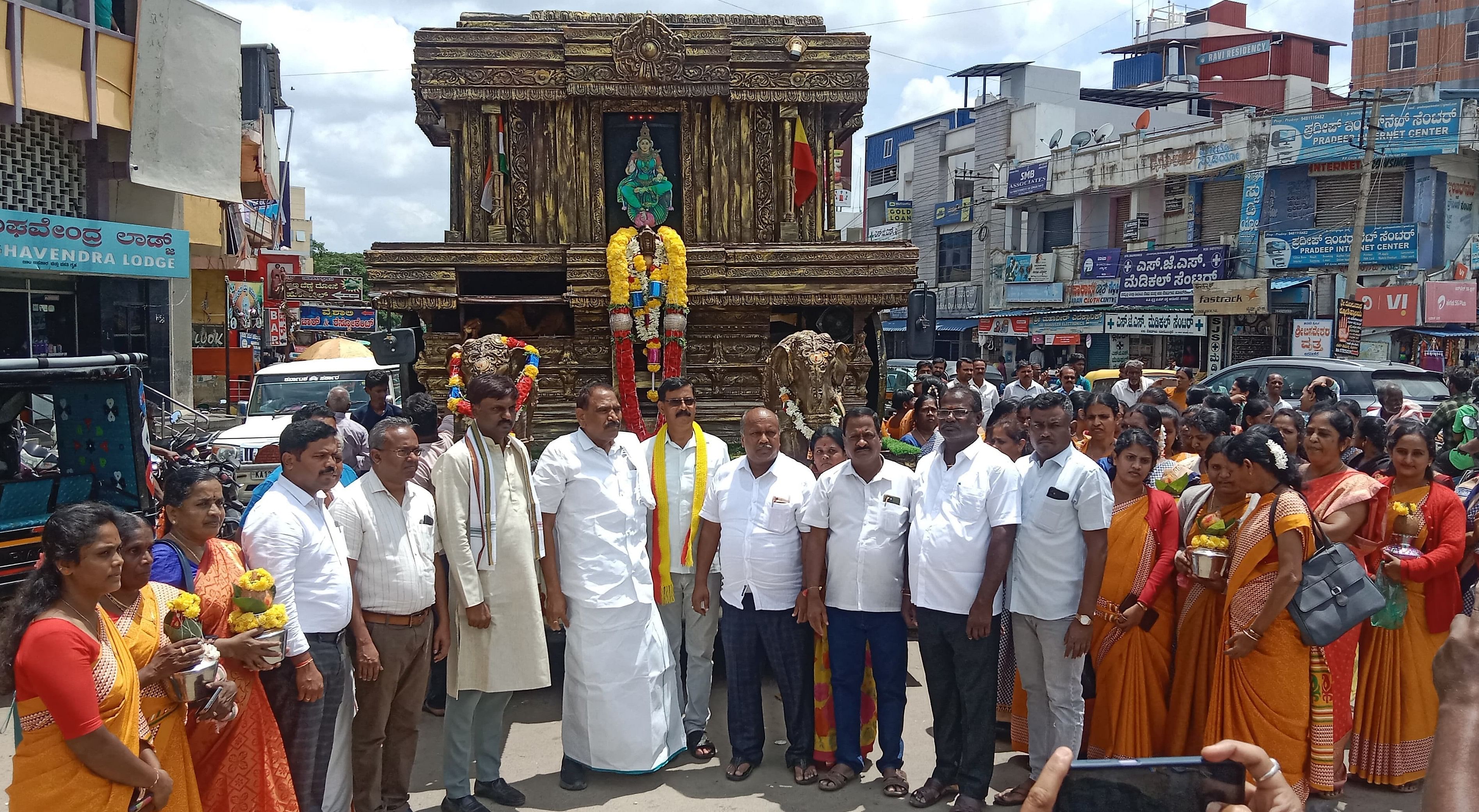 ಅರಸೀಕೆರೆಯ ಬಂದ ಕನ್ನಡ ರಥಕ್ಕೆ ಪಿ.ಪಿ. ವೃತ್ತದಲ್ಲಿ ಶಾಸಕ ಕೆ.ಎಂ. ಶಿವಲಿಂಗೇಗೌಡ, ಅಧಿಕಾರಿಗಳು, ಜನಪ್ರತಿನಿಧಿಗಳು, ಸಂಘ ಸಂಸ್ಥೆಗಳ ಪ್ರಮುಖರು ಸ್ವಾಗತಿಸಿದರು