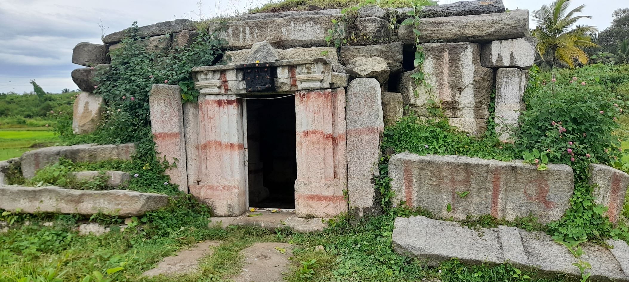 ಹಸಿರು ಪರಿಸರದಲ್ಲಿ ಈಶ್ವರದೇವಾಲಯ ವಿಹಂಗಮ ನೋಟ