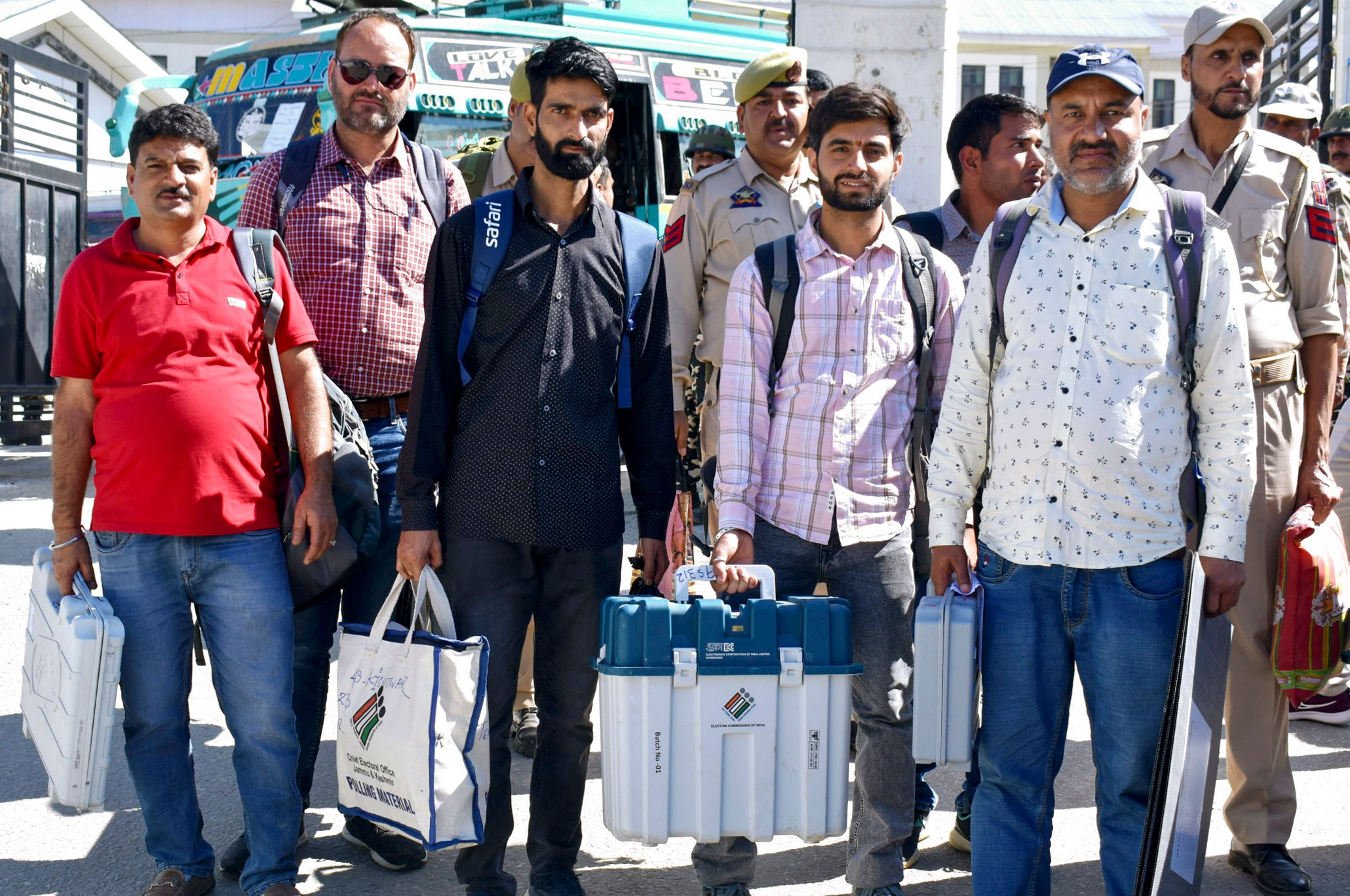 ಜಮ್ಮು ಮತ್ತು ಕಾಶ್ಮೀರ ವಿಧಾನಸಭೆಯ ಮೊದಲ ಹಂತದ ಮತದಾನದ ಹಿಂದಿನ ದಿನವಾದ ಮಂಗಳವಾರ ಮತಗಟ್ಟೆ ಅಧಿಕಾರಿಗಳು ತಮಗೆ ವಹಿಸಲಾಗಿರುವ ಮತಗಟ್ಟೆಗಳಿಗೆ ತೆರಳಿದರು. –ಪಿಟಿಐ ಚಿತ್ರ