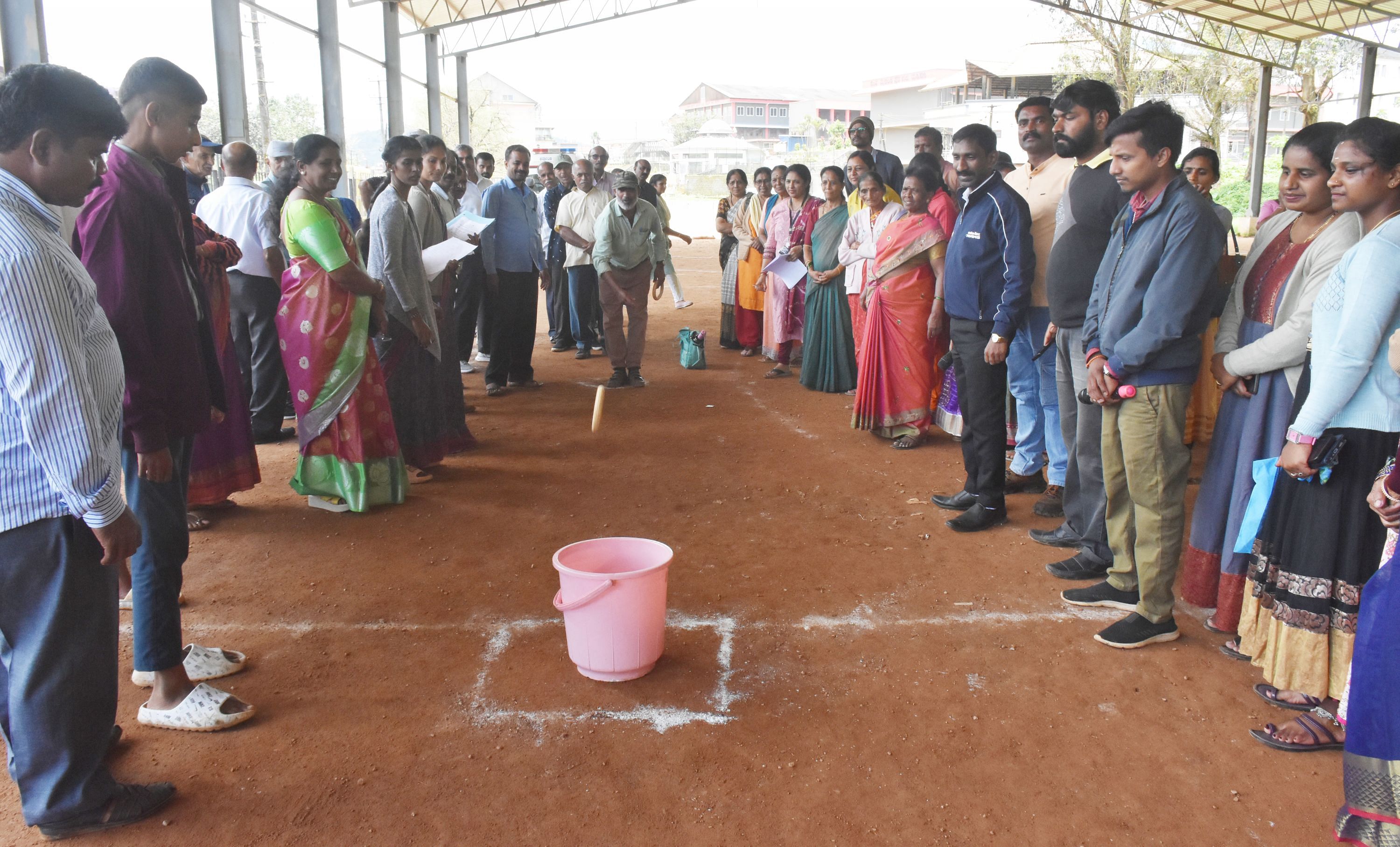 ಅಂಗವಿಕಲರ ಹಾಗೂ ಹಿರಿಯ ನಾಗರಿಕರ ಸಬಲೀಕರಣ ಇಲಾಖೆ ವತಿಯಿಂದ ಮಡಿಕೇರಿಯ ಗಾಂಧಿ ಮೈದಾನದಲ್ಲಿ ಮಂಗಳವಾರ ಹಿರಿಯ ನಾಗರಿಕರಿಗಾಗಿ ವಿವಿಧ ಬಗೆಯ ಆಟೋಟ ಸ್ಪರ್ಧೆಗಳು ನಡೆದವು.