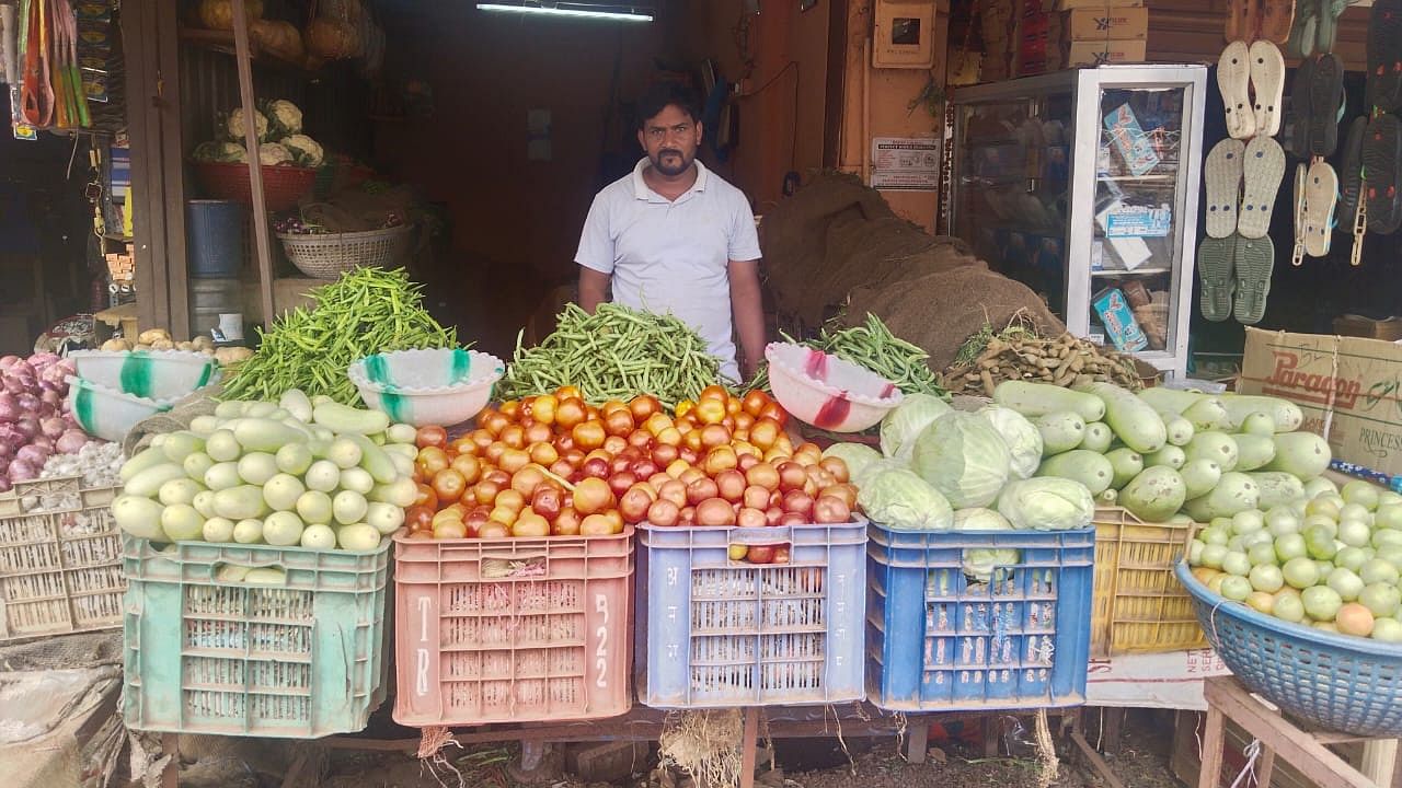 ಖಟಕಚಿಂಚೋಳಿ ಸಮೀಪದ ಮುಖ್ಯ ರಸ್ತೆಯ ಪಕ್ಕದಲ್ಲಿ ತರಕಾರಿ ಮಾರಾಟ ಮಾಡುತ್ತಿರುವುದು