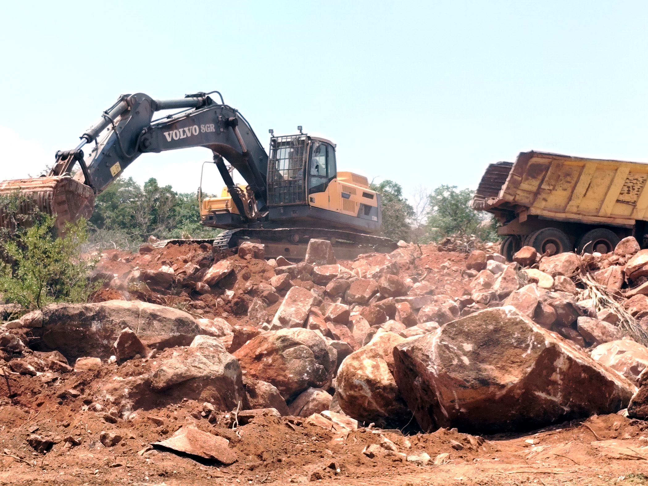 ಲಿಂಗಸುಗೂರು ತಾಲ್ಲೂಕು ಸುಣಕಲ್ಲ ಕಲ್ಲುಗುಡ್ಡದಲ್ಲಿ ಆರ್.ಬಿ ಶುಗರ್ಸ್‌ ಕಂಪನಿಯವರು ಯಂತ್ರ ಬಳಸಿ ನೆಲಸಮಗೊಳಿಸುತ್ತಿರುವುದು