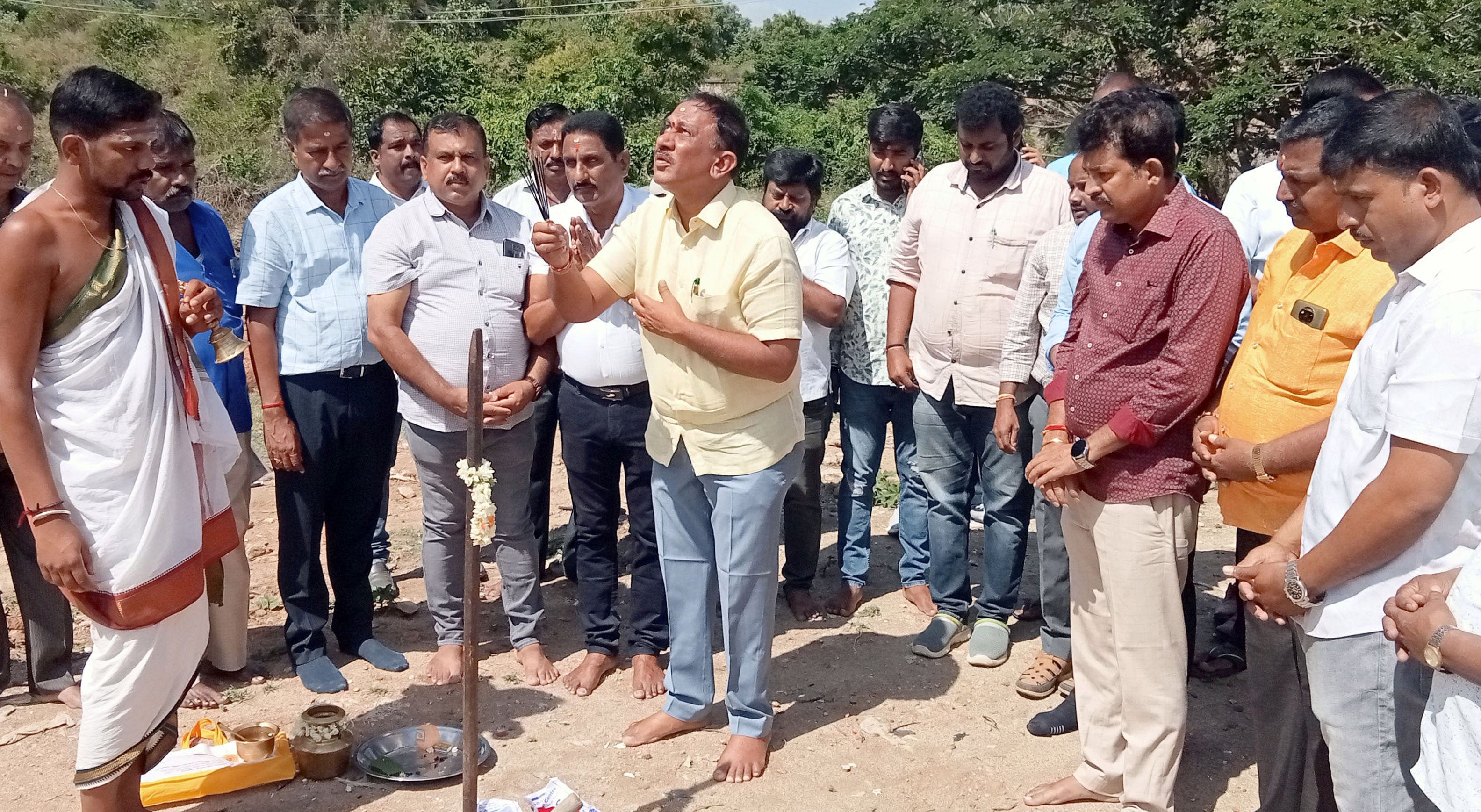 ಕಾವೇರಿ ನದಿಯಲ್ಲಿ ಈಚೆಗೆ ಉಂಟಾದ ಪ್ರವಾಹದಿಂದ ಕೊಚ್ಚಿ ಹೋಗಿದ್ದ ವೆಲ್ಲೆಸ್ಲಿ ಸೇತುವೆ ಸಂಪರ್ಕ ರಸ್ತೆ ಅಭಿವೃದ್ಧಿ ಕಾಮಗಾರಿಗೆ ಶಾಸಕ ರಮೇಶ ಬಂಡಿಸಿದ್ದೇಗೌಡ ಗುರುವಾರ ಚಾಲನೆ ನೀಡಿದರು. ಪುರಸಭೆ ಮುಖ್ಯಾಧಿಕಾರಿ ಎಂ. ರಾಜಣ್ಣ, ಸದಸ್ಯ ಎಂ.ಎಲ್‌. ದಿನೇಶ್‌, ಮುಖಂಡರಾದ ಎಂ. ಲೋಕೇಶ್‌, ಆರ್‌. ಕೃಷ್ಣ, ಸೋಮು ಇದ್ದಾರೆ