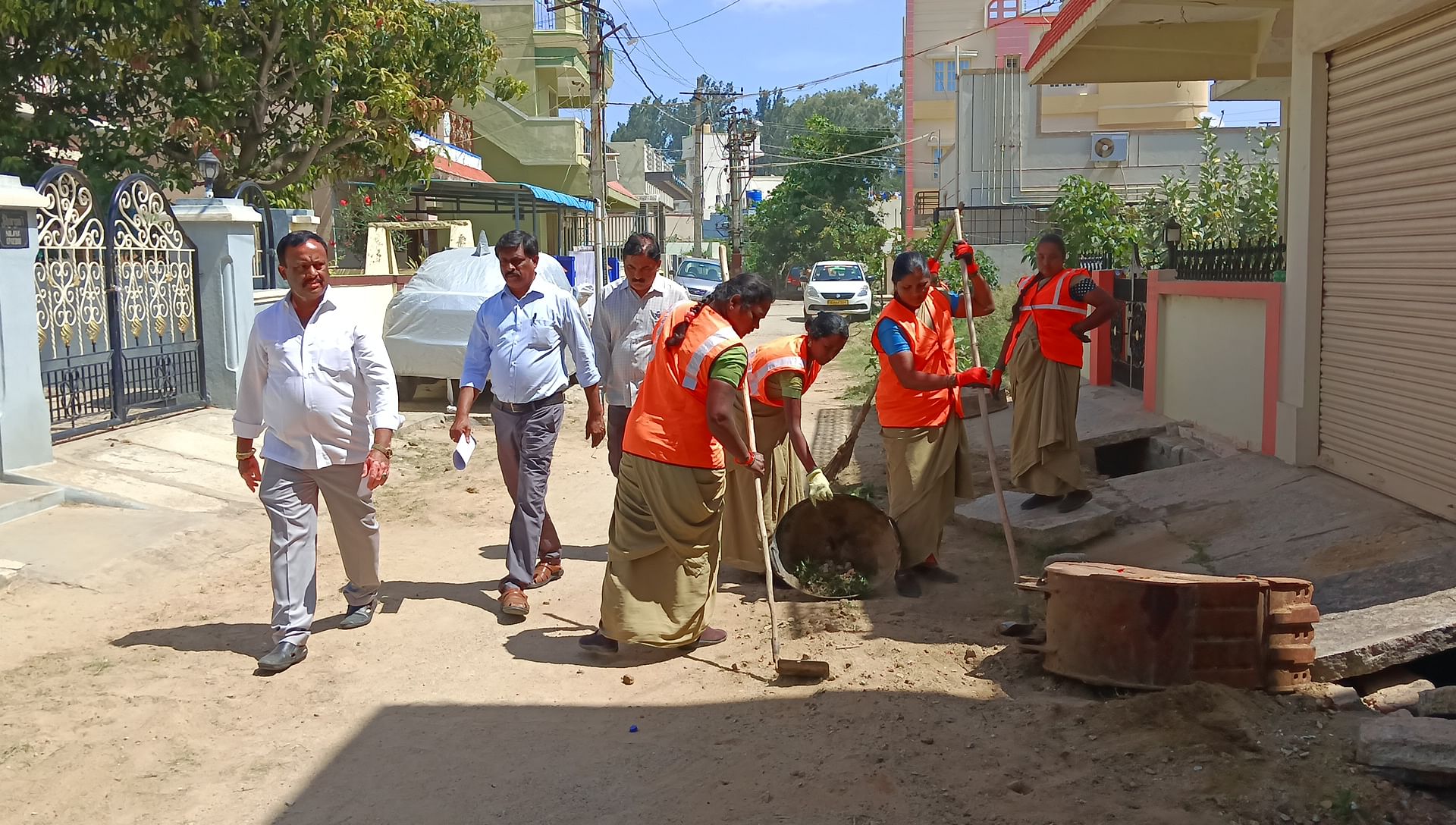 ಬಂಗಾರಪೇಟೆ ಪಟ್ಟಣದಲ್ಲಿ ಗುರುವಾರ ಸ್ವಚ್ಛತಾ ಅಭಿಯಾನ ಕೈಗೊಳ್ಳಲಾಯಿತು. ಪೌರಕಾರ್ಮಿಕರು ನೆಲವನ್ನು ಗುಡಿಸಿದರು