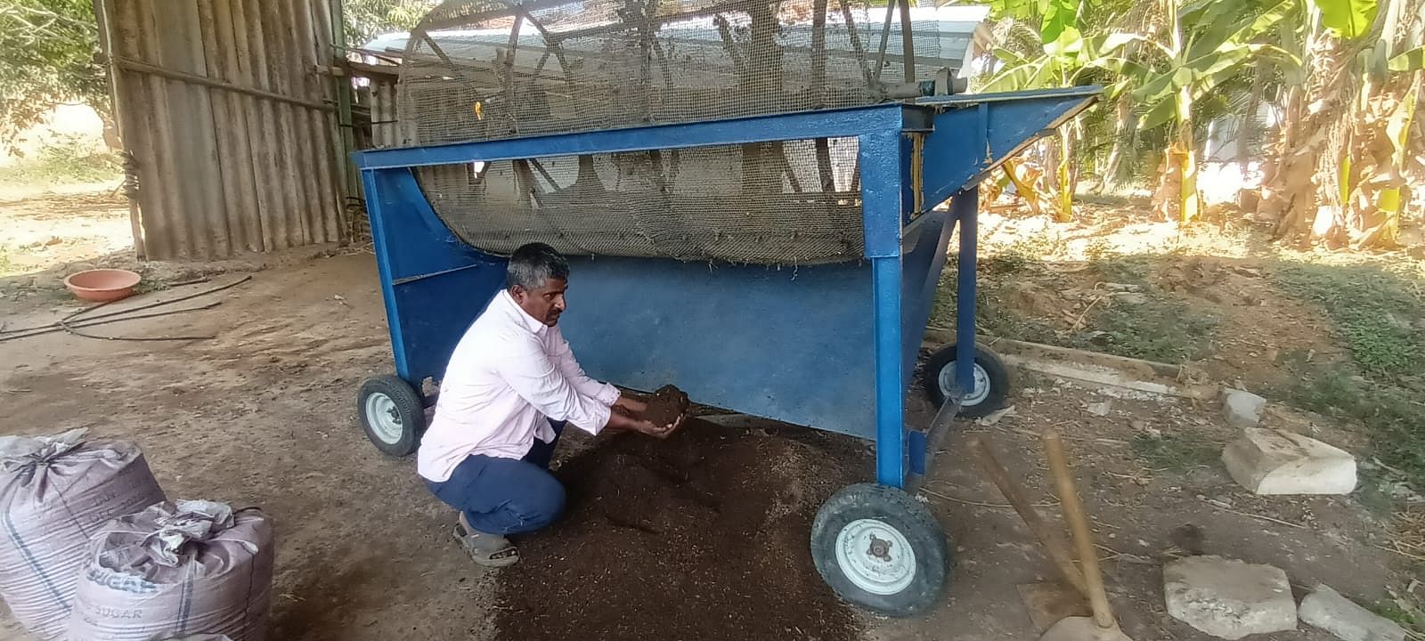 ಧಾರವಾಡ ತಾಲ್ಲೂಕಿನ ಚಿಕ್ಕಮಲ್ಲಿಗವಾಡದ ಕೃಷಿಕ ಬಸವರಾಜ ಹುಚ್ಚಯ್ಯನವರ ಅವರು ಎರೆಹುಳು ಗೊಬ್ಬರ ತಯಾರಿಯಲ್ಲಿ ನಿರತರಾಗಿರುವುದು