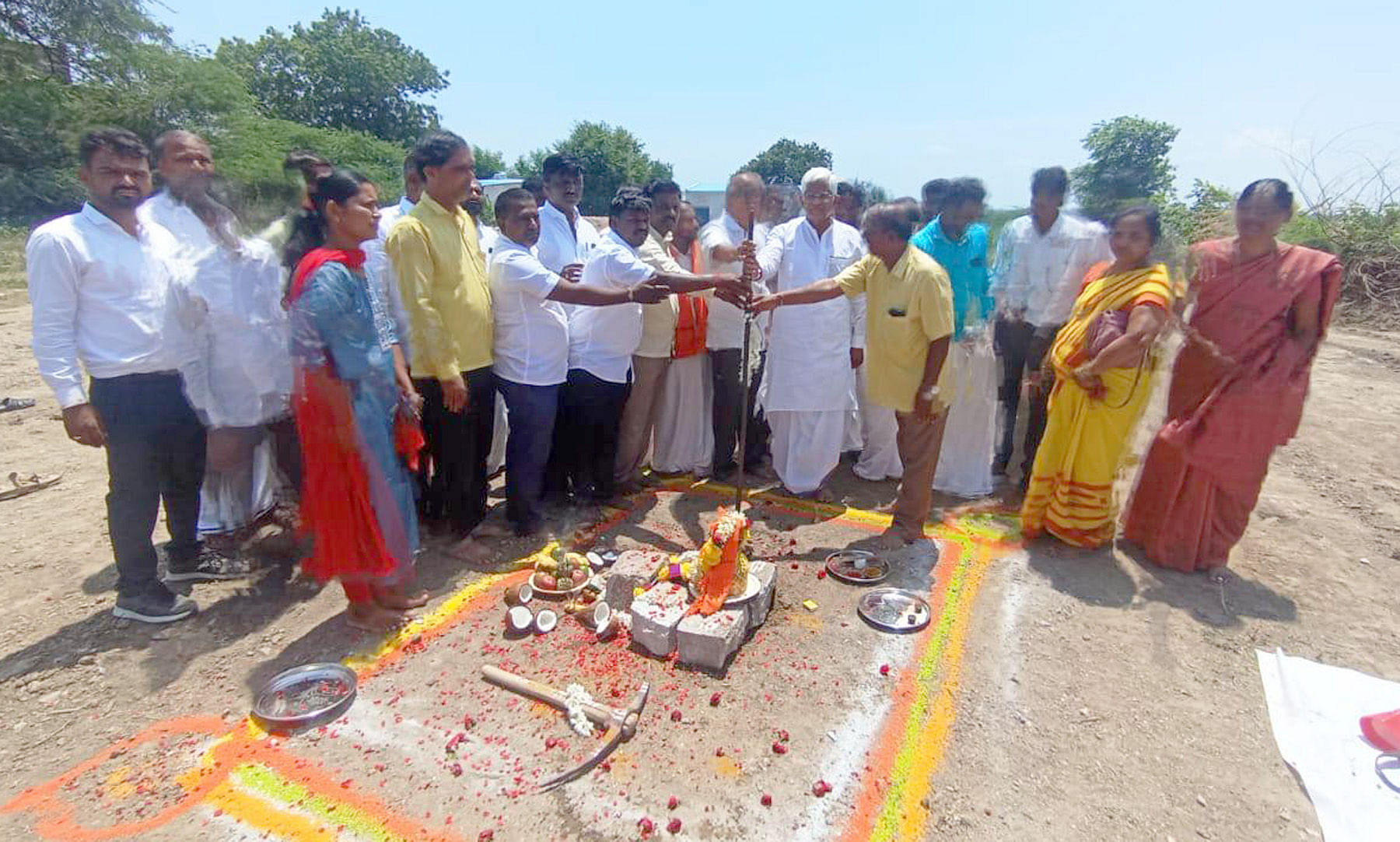 ಸಿಂಧನೂರು ತಾಲ್ಲೂಕಿನ ಮಾಡಶಿರವಾರ ಗ್ರಾಮದಲ್ಲಿ ಸರ್ಕಾರಿ ಪ್ರೌಢ ಶಾಲೆ ಕಟ್ಟಡ ನಿರ್ಮಾಣ ಕಾಮಗಾರಿಗೆ ಶಾಸಕ ಹಂಪನಗೌಡ ಬಾದರ್ಲಿ ಗುರುವಾರ ಭೂಮಿಪೂಜೆ ನೆರವೇರಿಸಿದರು